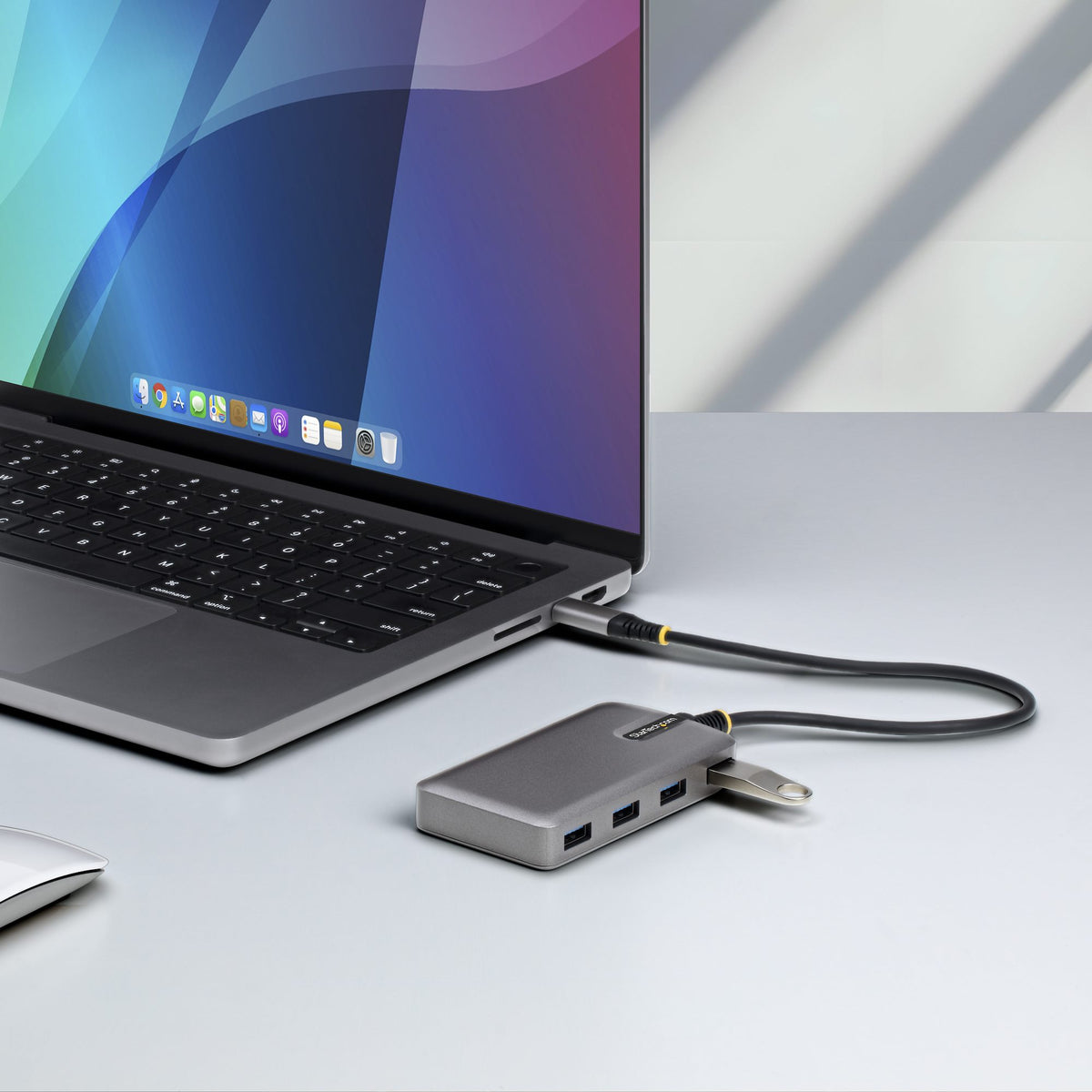 StarTech.com Hub USB-C vers 4 Ports USB-A, 5 Gbps, Alimenté par Bus avec Entrée d'Alimentation Auxiliaire, Câble 30 cm
