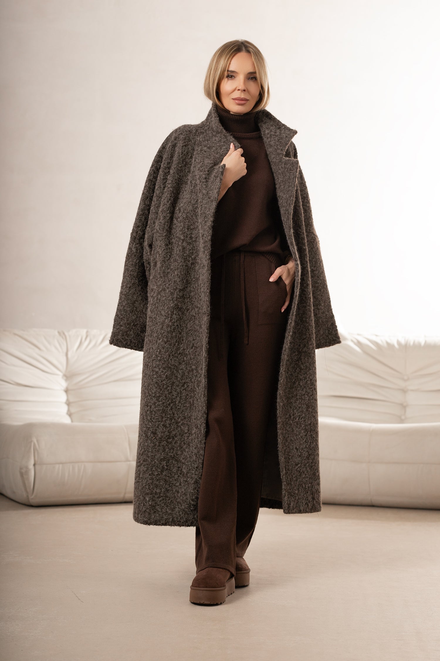 Un long manteau élégant pour femme - Bastet par Agnieszka Włodarczyk