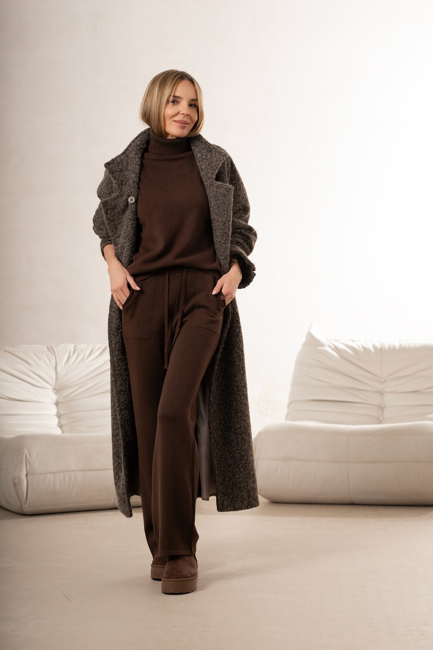 Un long manteau élégant pour femme - Bastet par Agnieszka Włodarczyk