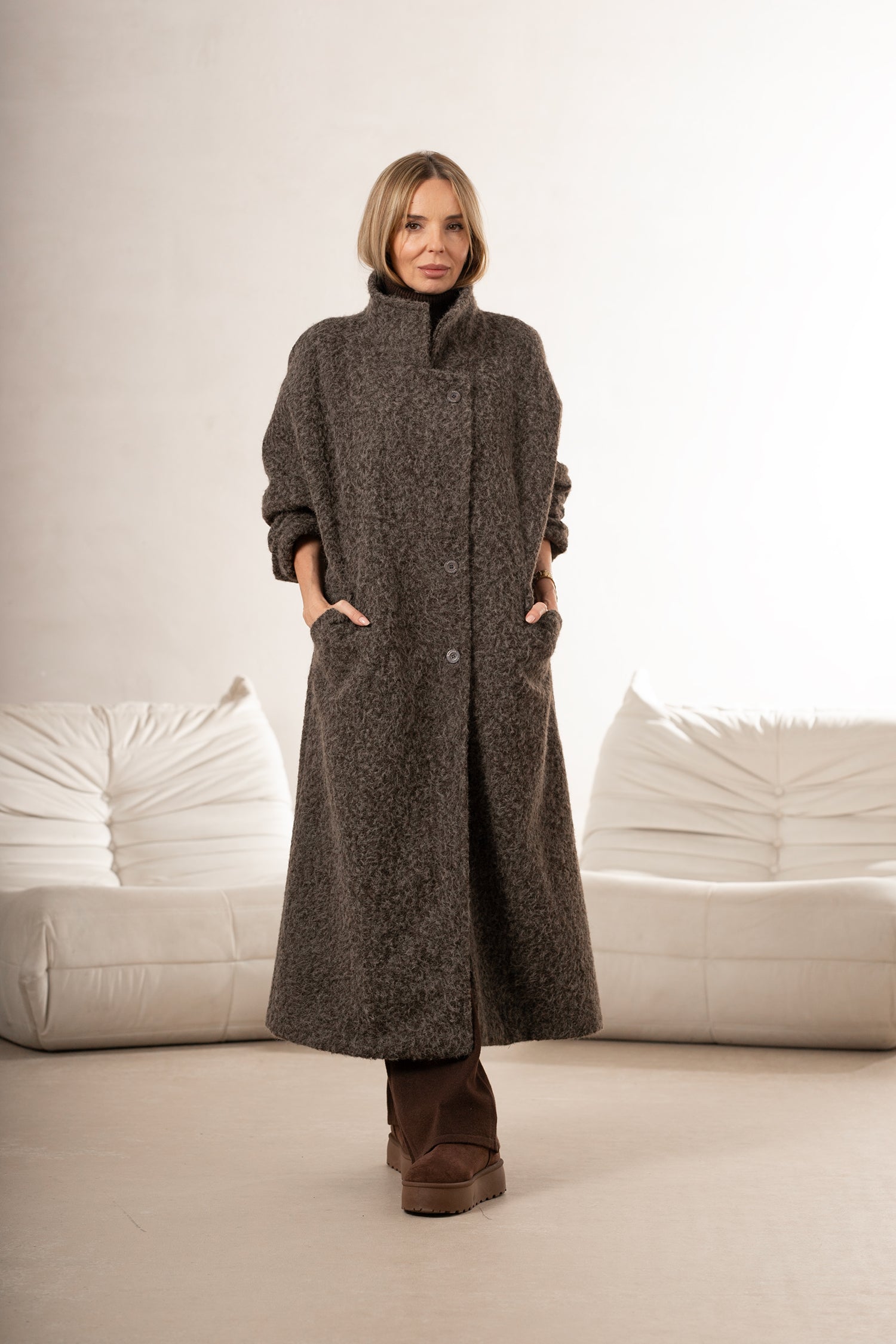 Un long manteau élégant pour femme - Bastet par Agnieszka Włodarczyk