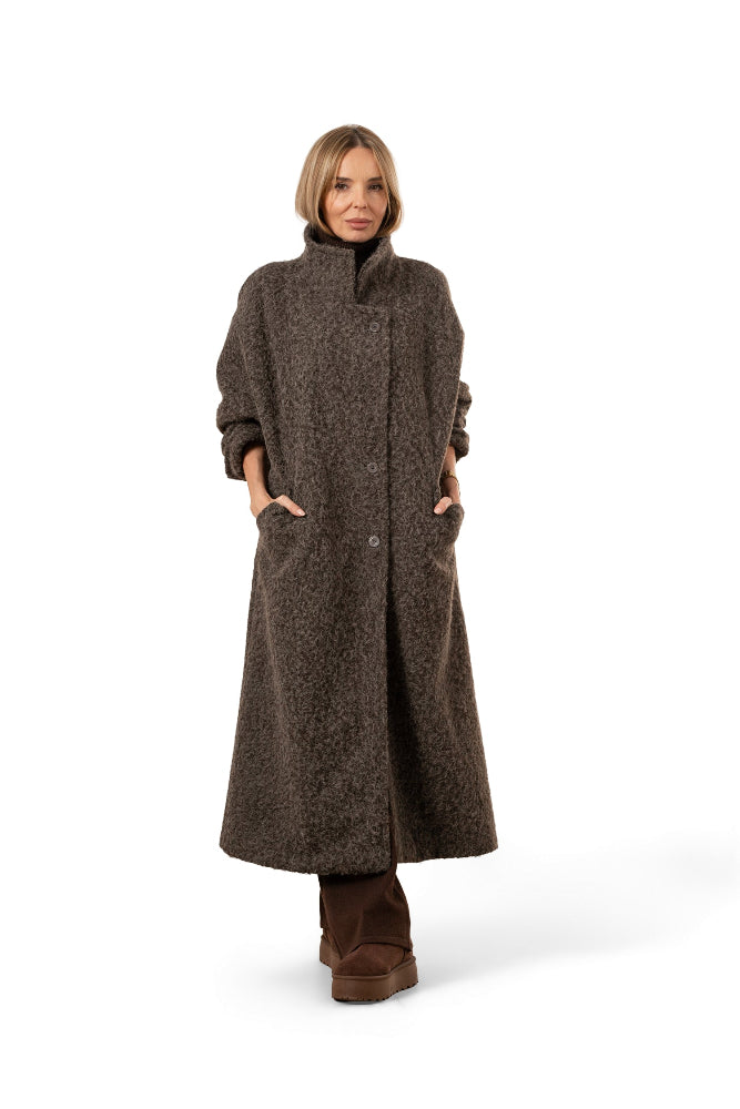 Un long manteau élégant pour femme - Bastet par Agnieszka Włodarczyk