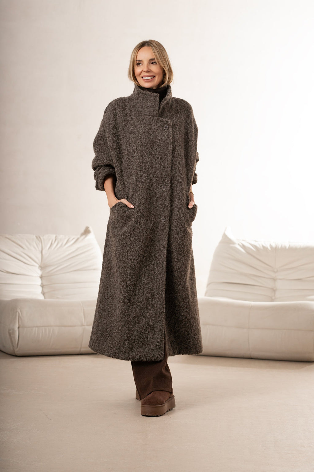 Un long manteau élégant pour femme - Bastet par Agnieszka Włodarczyk