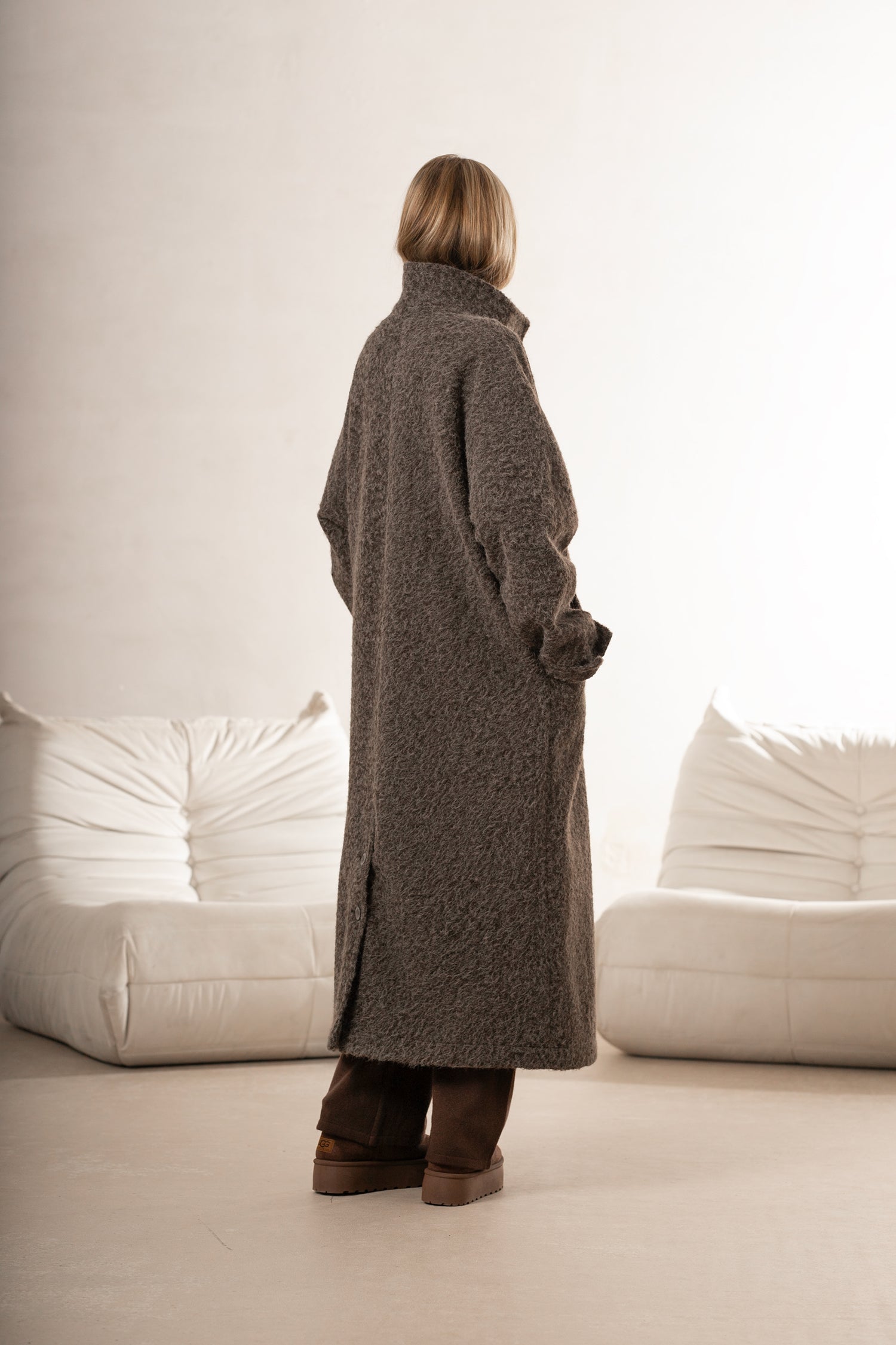 Un long manteau élégant pour femme - Bastet par Agnieszka Włodarczyk