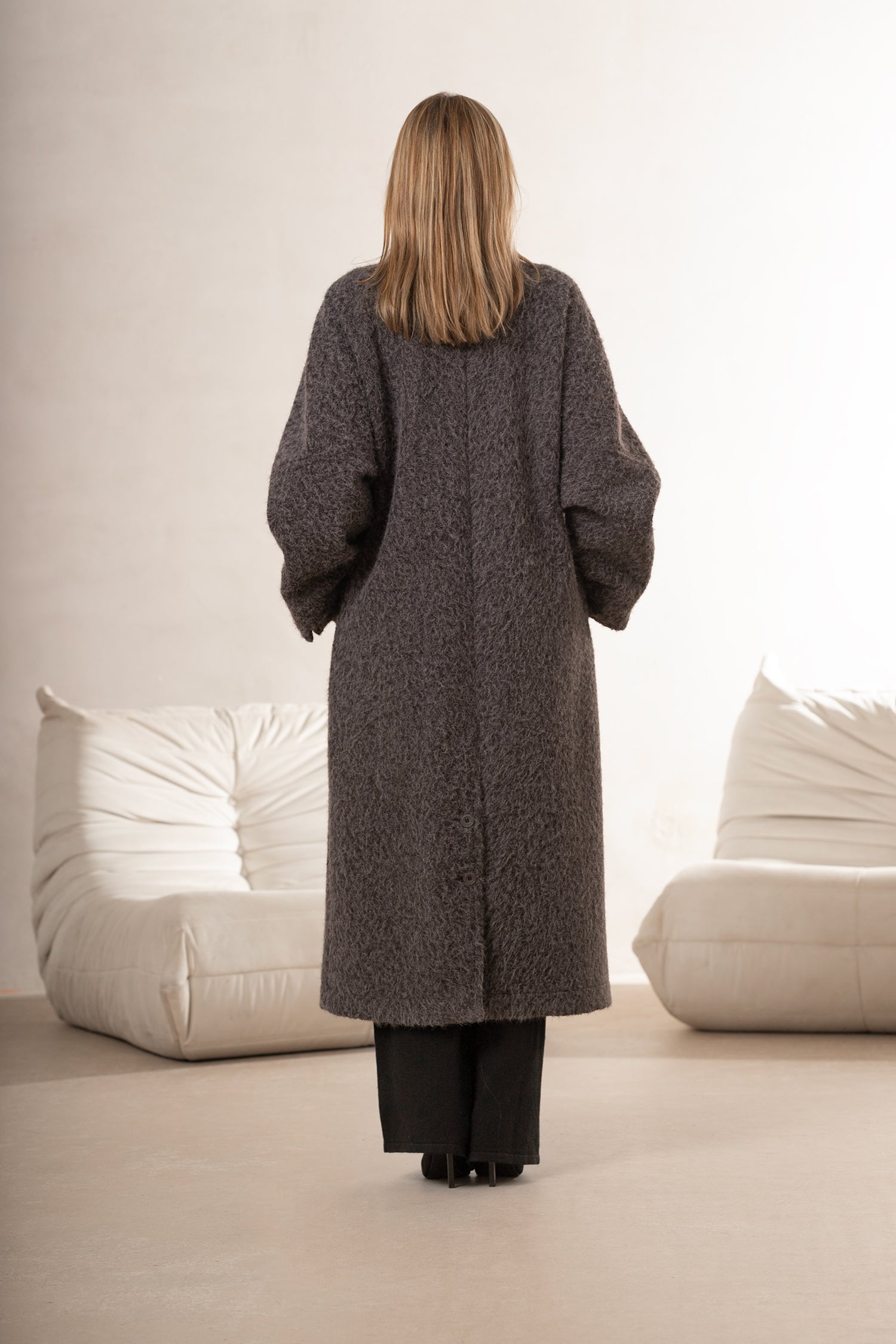 Un long manteau élégant pour femme - Bastet par Agnieszka Włodarczyk