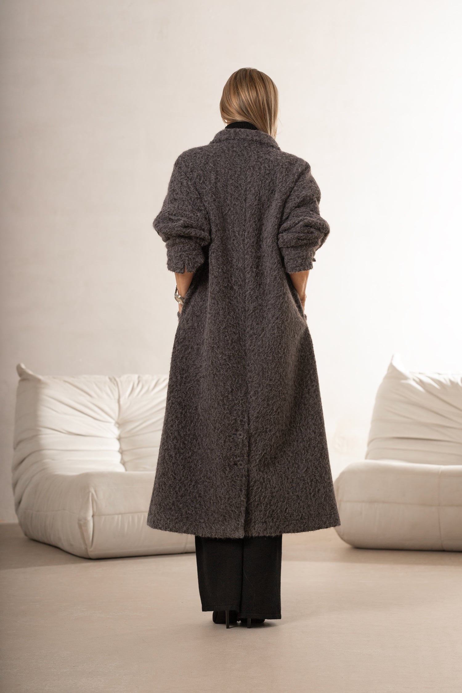 Un long manteau élégant pour femme - Bastet par Agnieszka Włodarczyk
