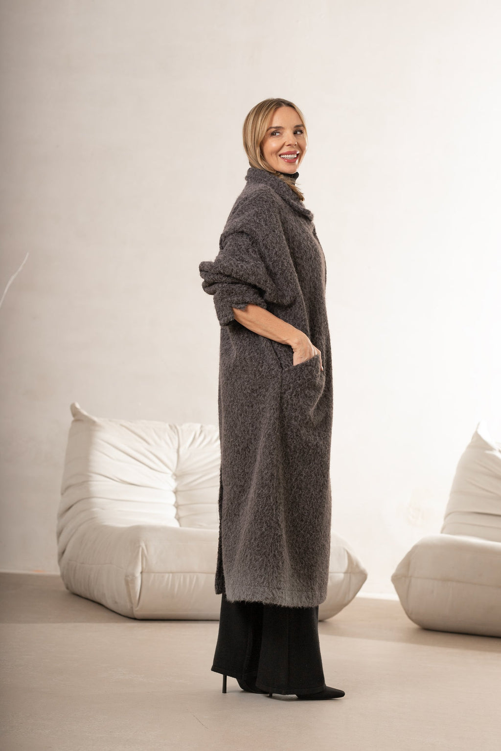 Un long manteau élégant pour femme - Bastet par Agnieszka Włodarczyk