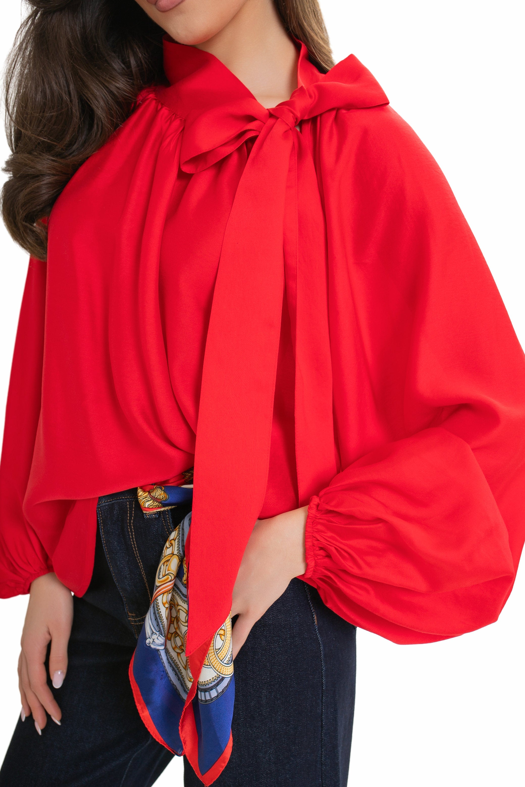 Une chemise élégante pour femme, avec un nœud et des manches bouffantes