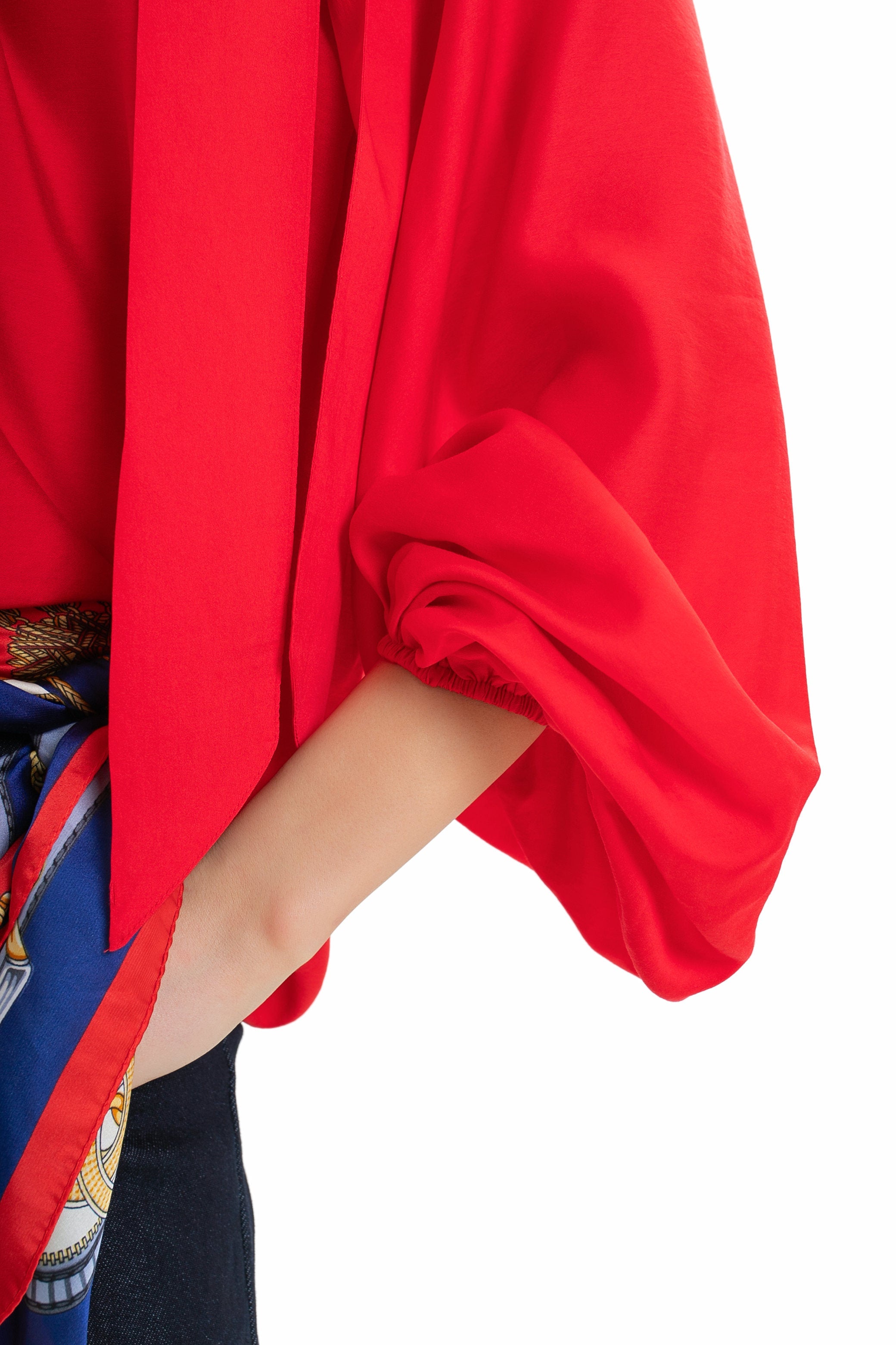 Une chemise élégante pour femme, avec un nœud et des manches bouffantes