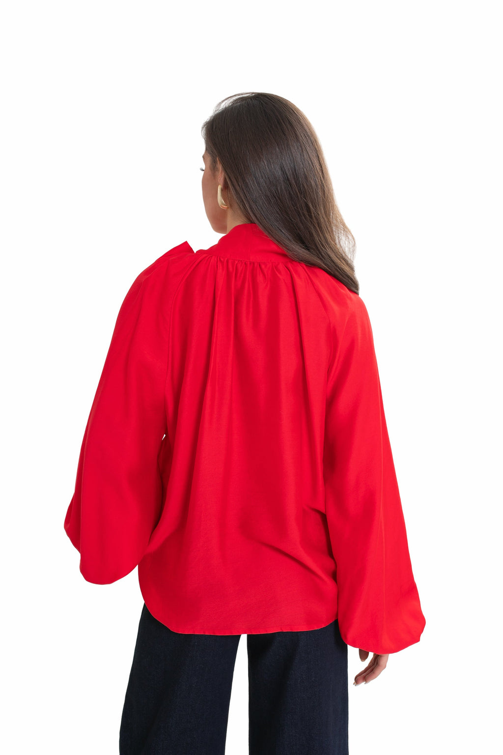 Une chemise élégante pour femme, avec un nœud et des manches bouffantes