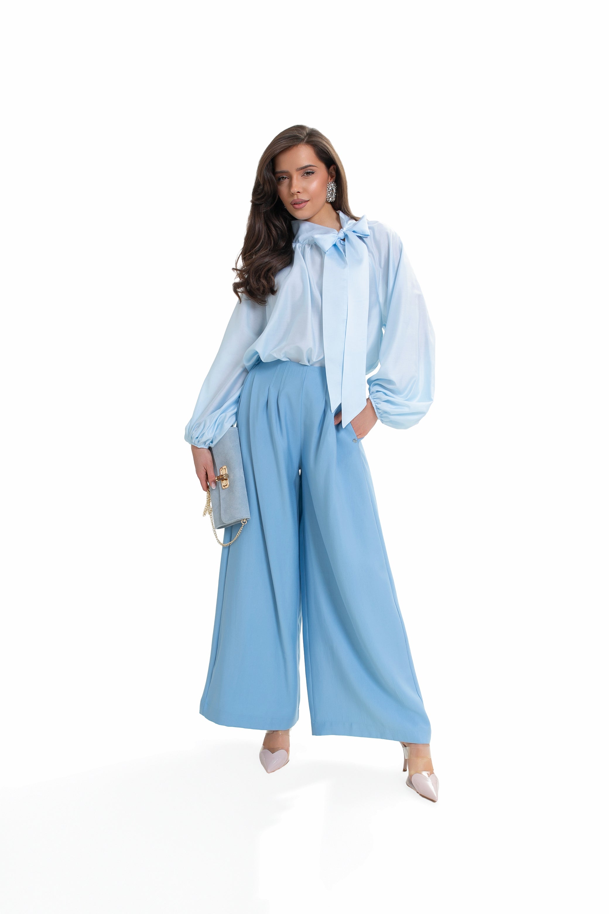 Une chemise élégante pour femme, avec un nœud et des manches bouffantes