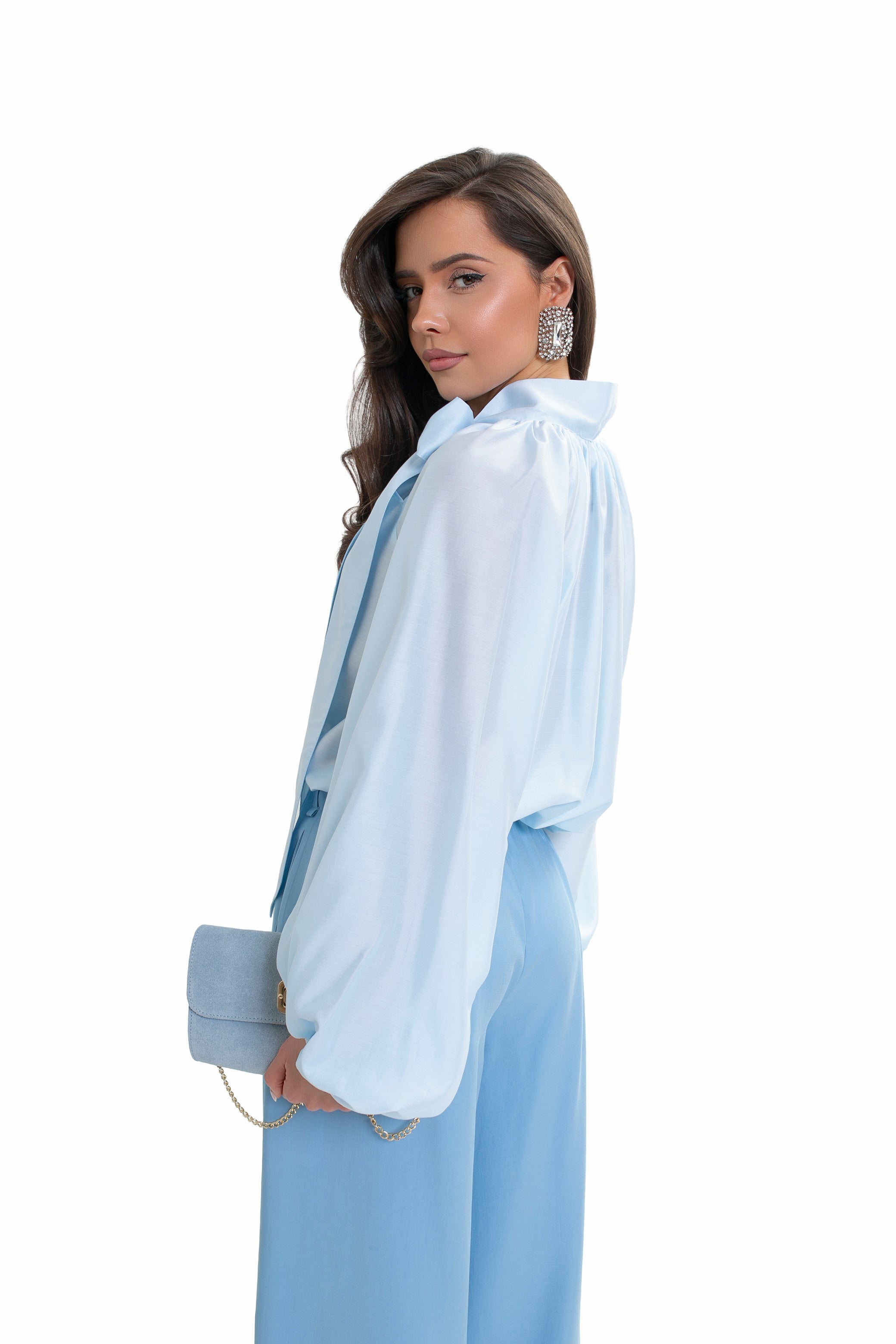 Une chemise élégante pour femme, avec un nœud et des manches bouffantes