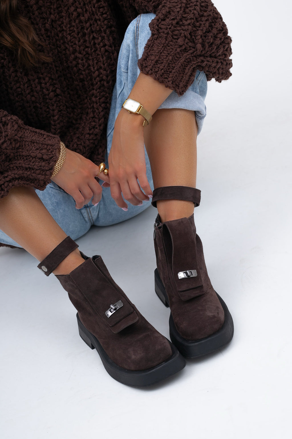Bottines en daim couleur chocolat avec lanière décorative 2 en 1