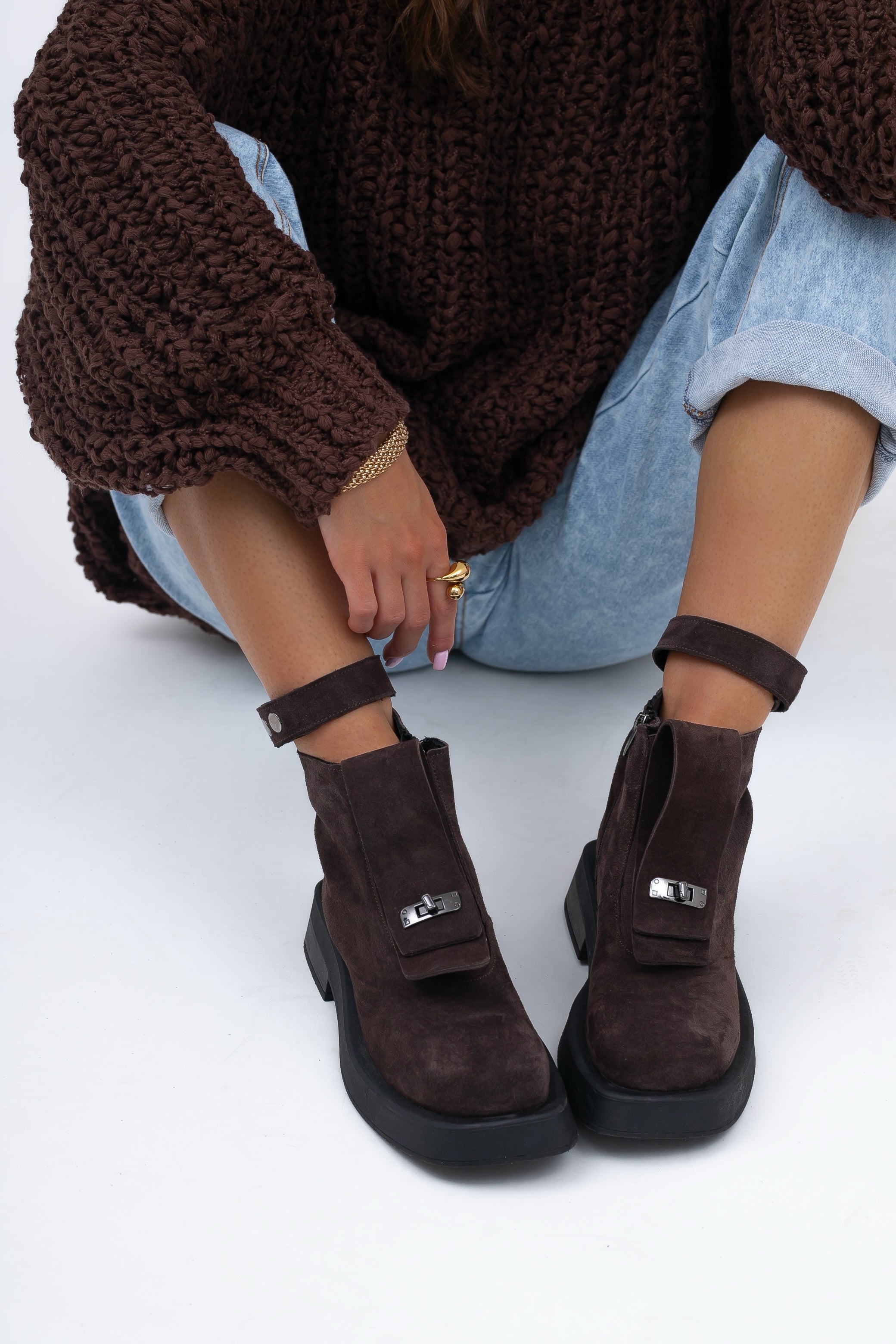 Bottines en daim couleur chocolat avec lanière décorative 2 en 1