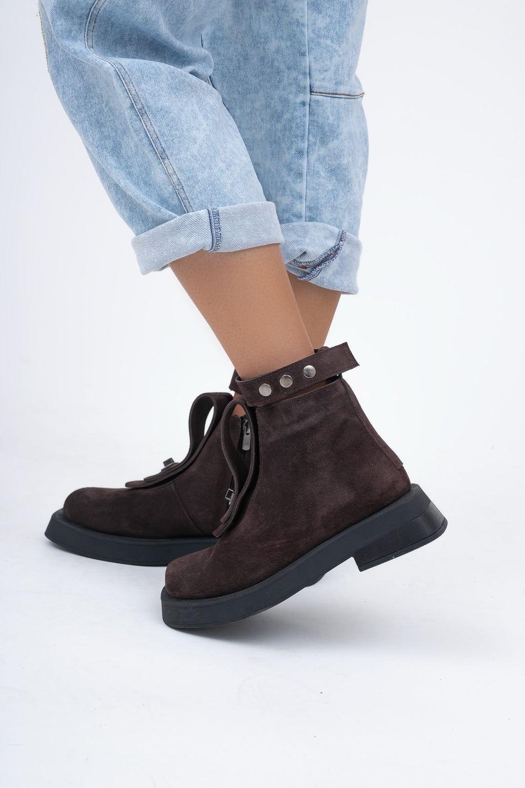 Bottines en daim couleur chocolat avec lanière décorative 2 en 1