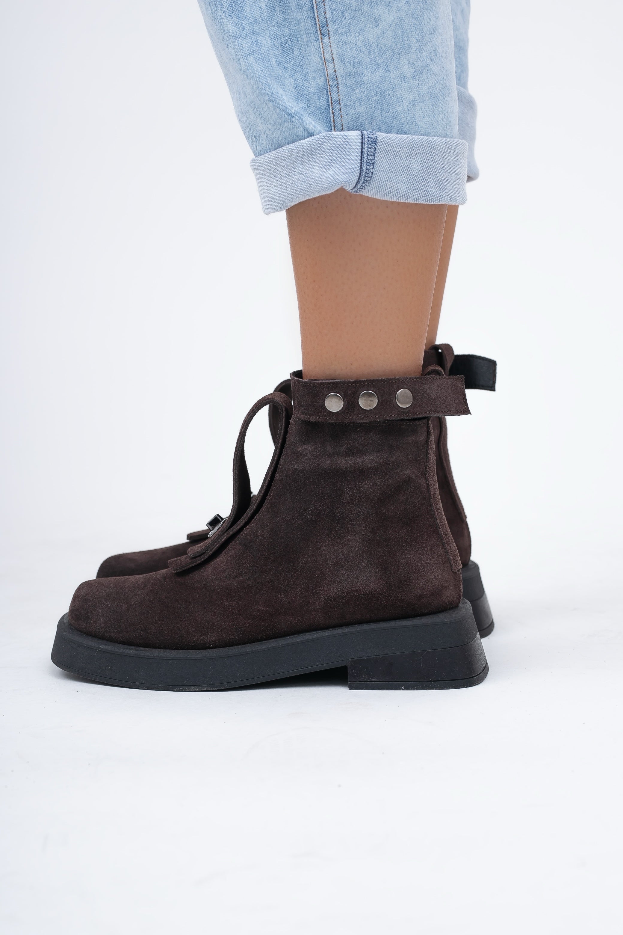 Bottines en daim couleur chocolat avec lanière décorative 2 en 1