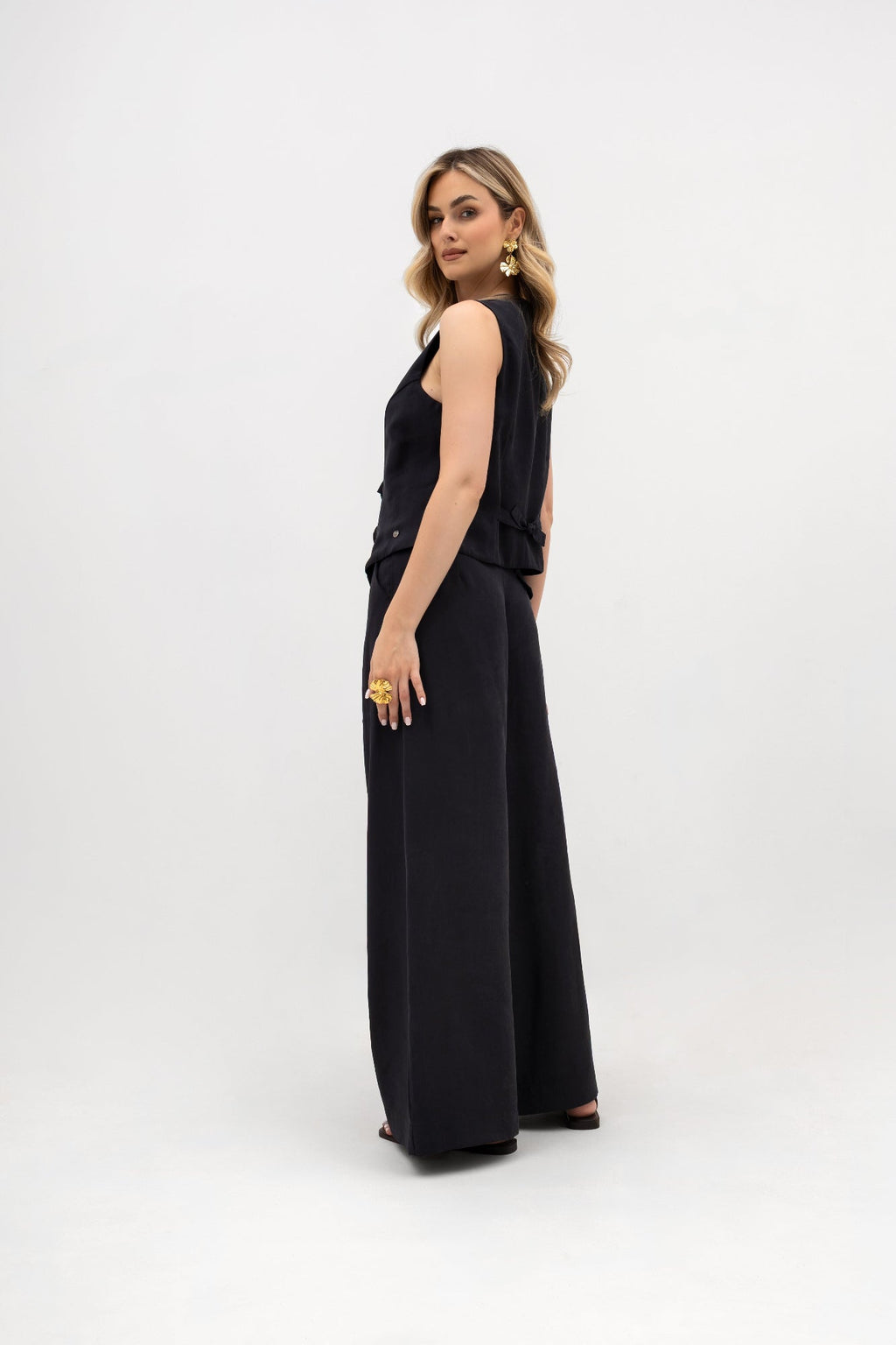 Gilet pour femme avec des boutons à motifs floraux - coupe élégante et ajustable