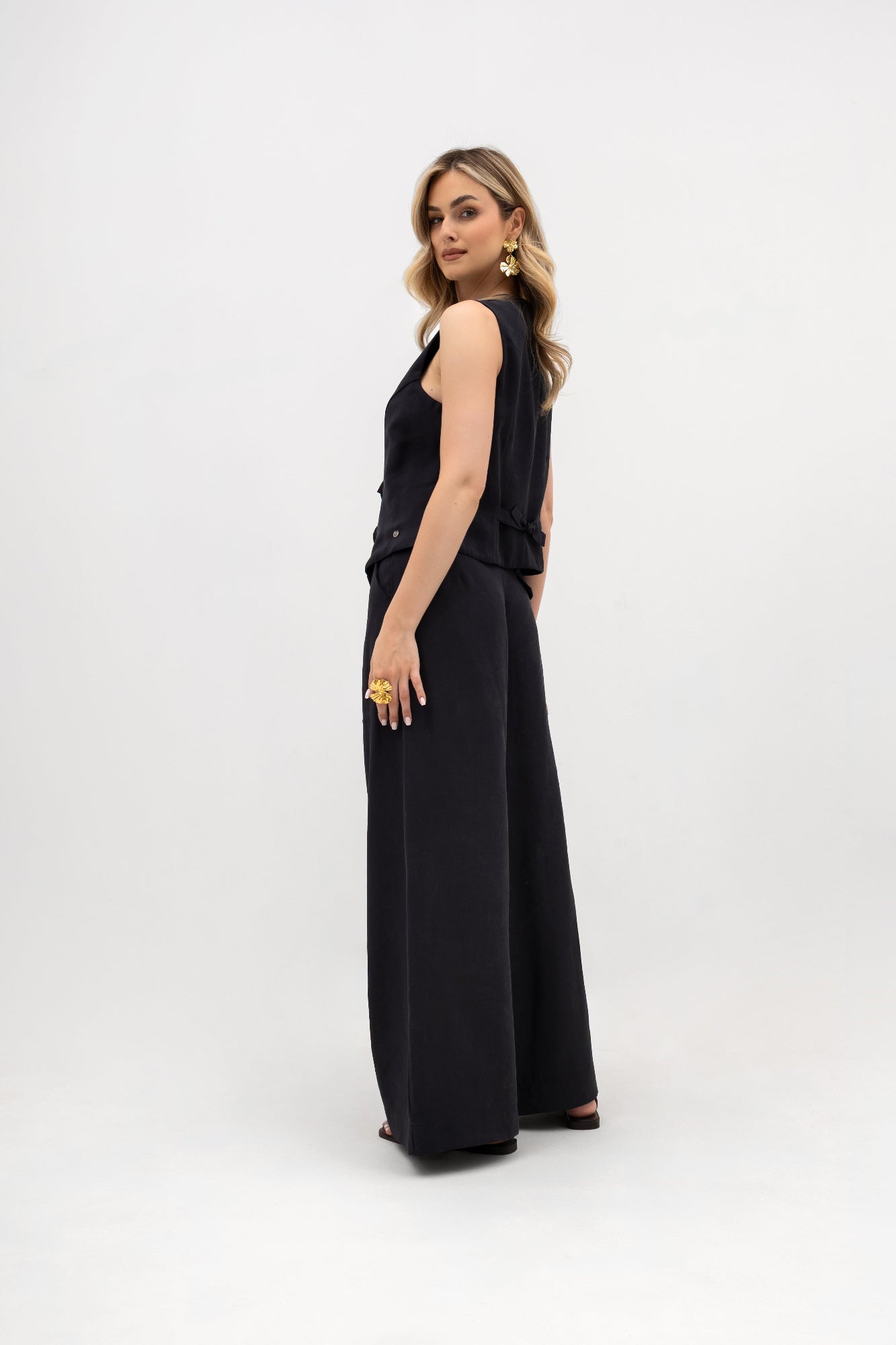Gilet pour femme avec des boutons à motifs floraux - coupe élégante et ajustable