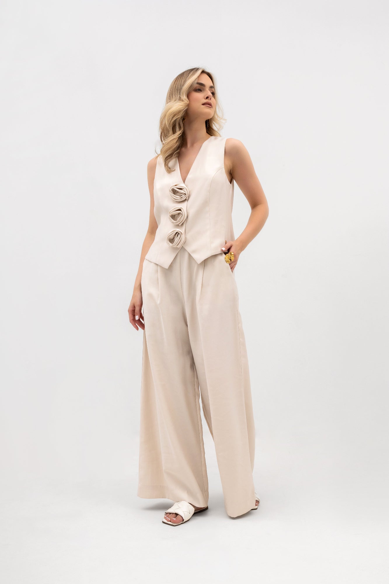 Gilet pour femme avec des boutons à motifs floraux - coupe élégante et ajustable