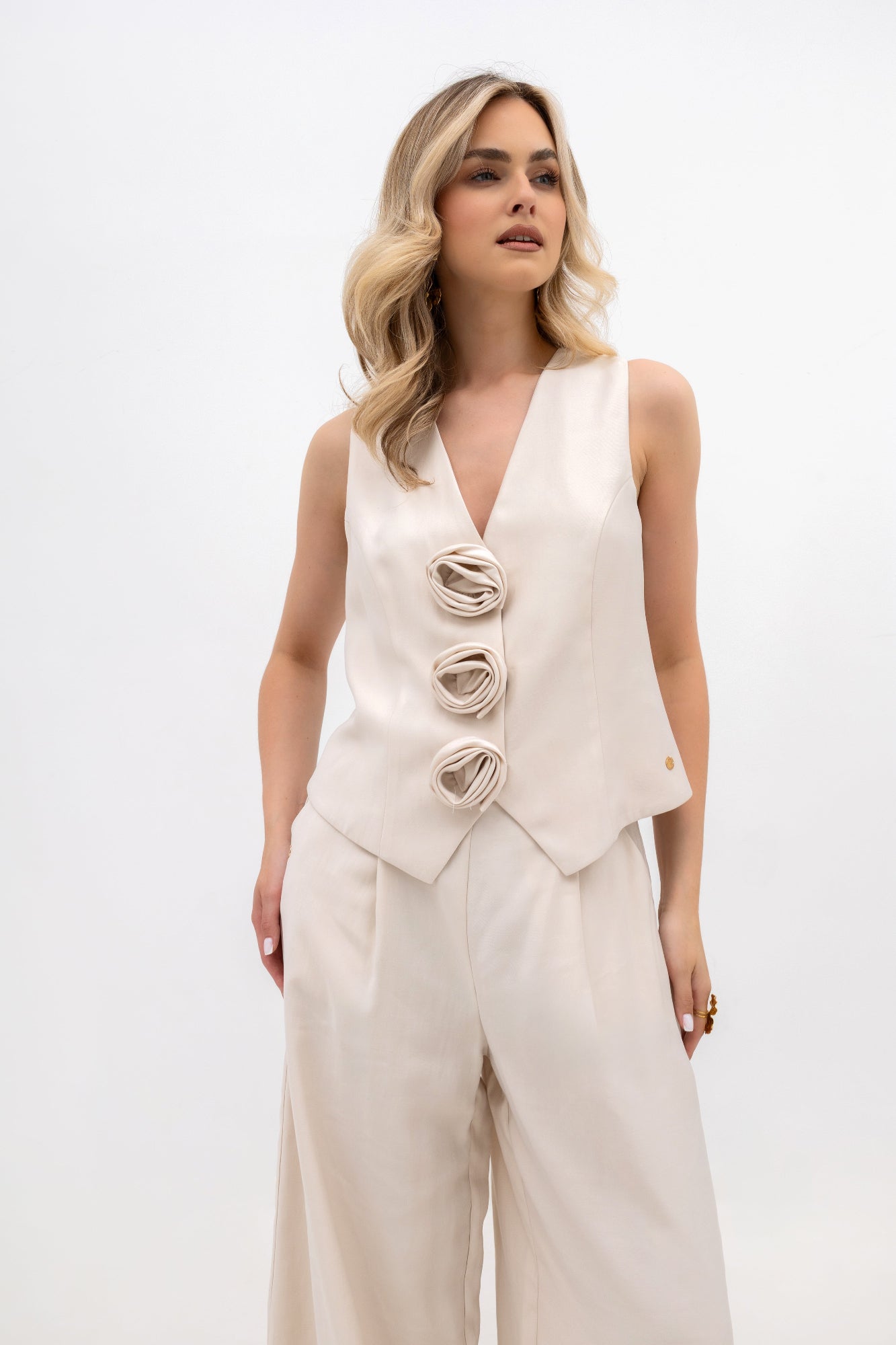 Gilet pour femme avec des boutons à motifs floraux - coupe élégante et ajustable