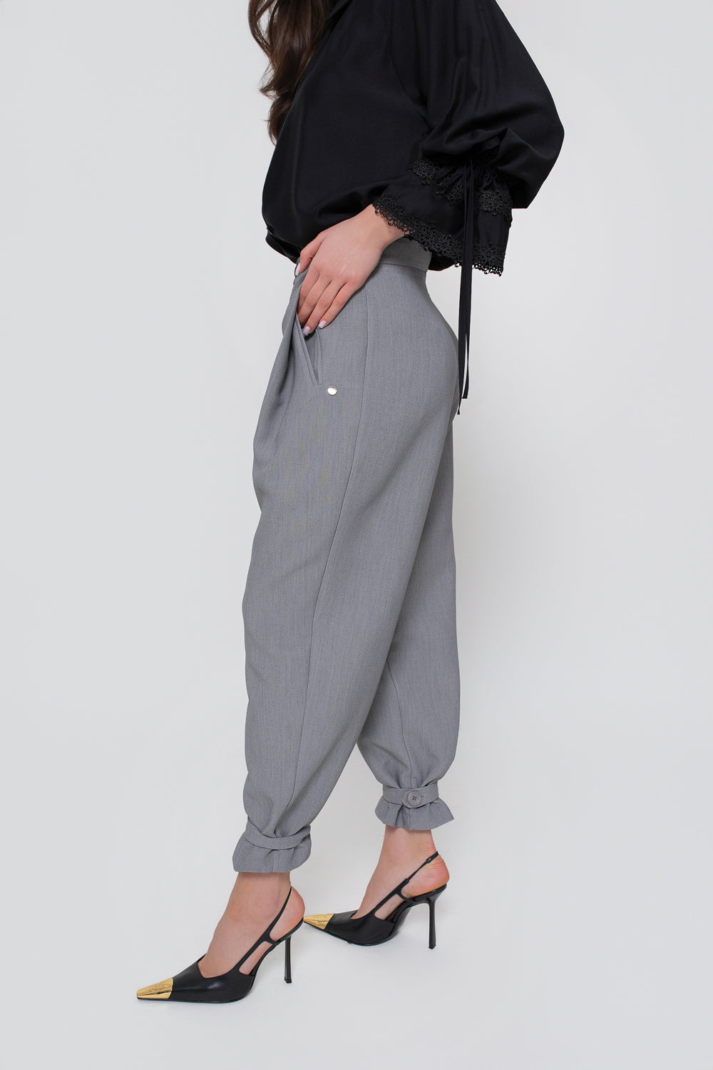 Pantalon classique pour femme avec un pli et une ceinture aux jambes