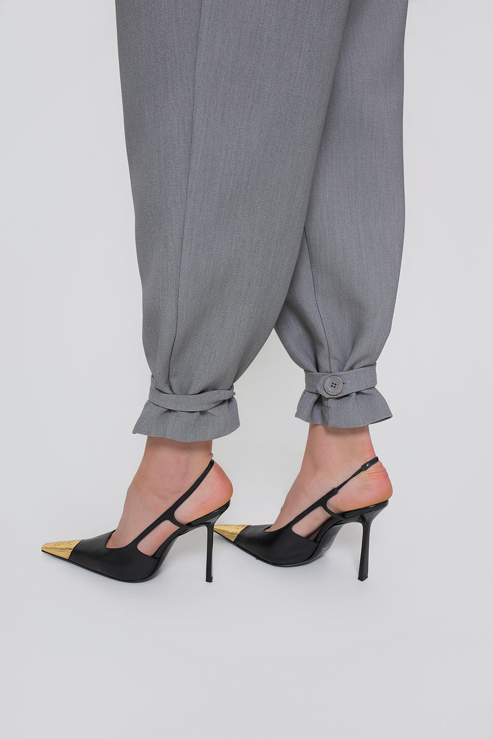 Pantalon classique pour femme avec un pli et une ceinture aux jambes
