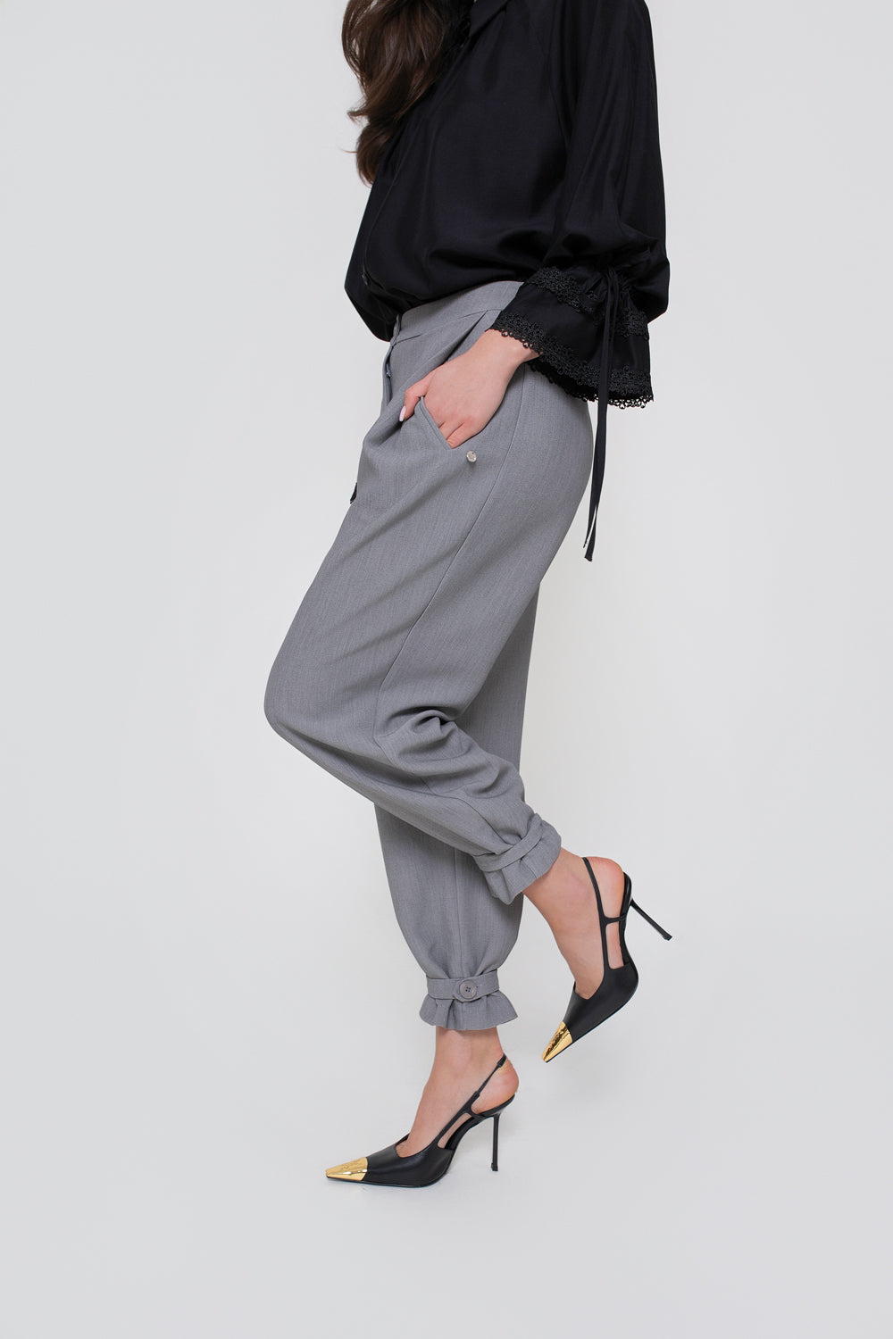 Pantalon classique pour femme avec un pli et une ceinture aux jambes