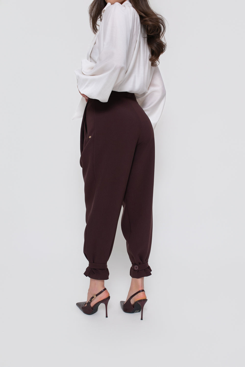 Pantalon classique pour femme avec un pli et une ceinture aux jambes