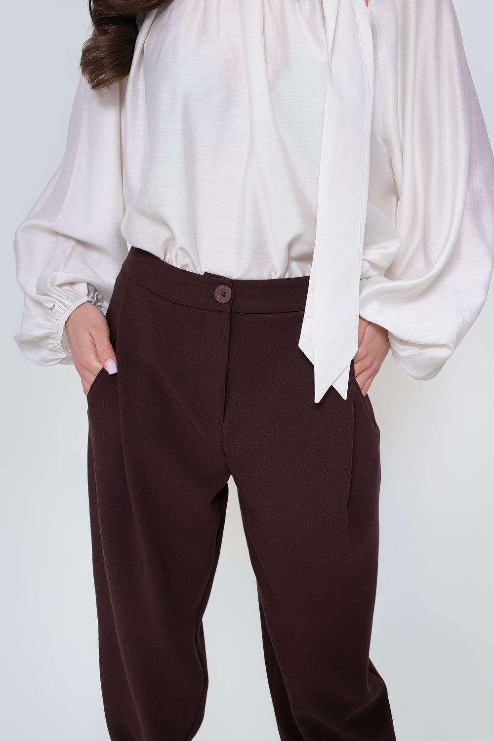 Pantalon classique pour femme avec un pli et une ceinture aux jambes