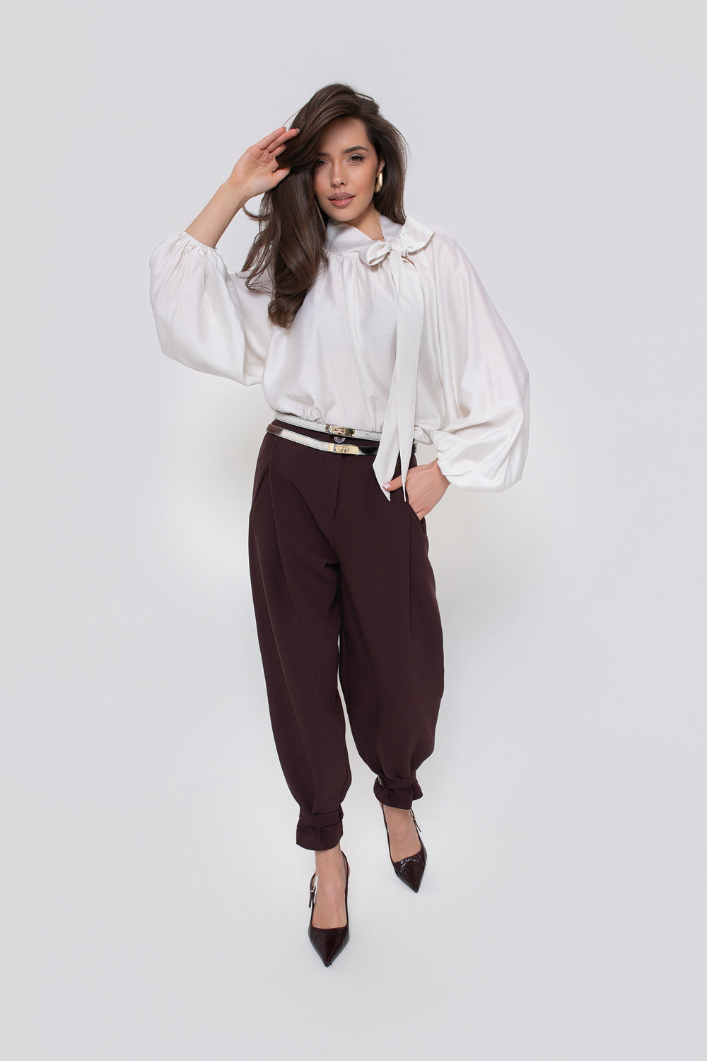 Pantalon classique pour femme avec un pli et une ceinture aux jambes