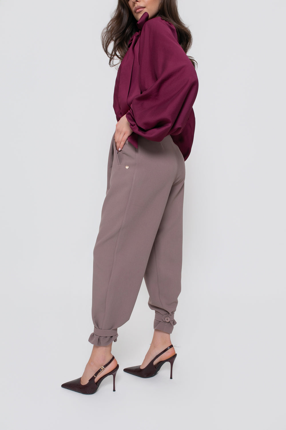 Pantalon classique pour femme avec un pli et une ceinture aux jambes