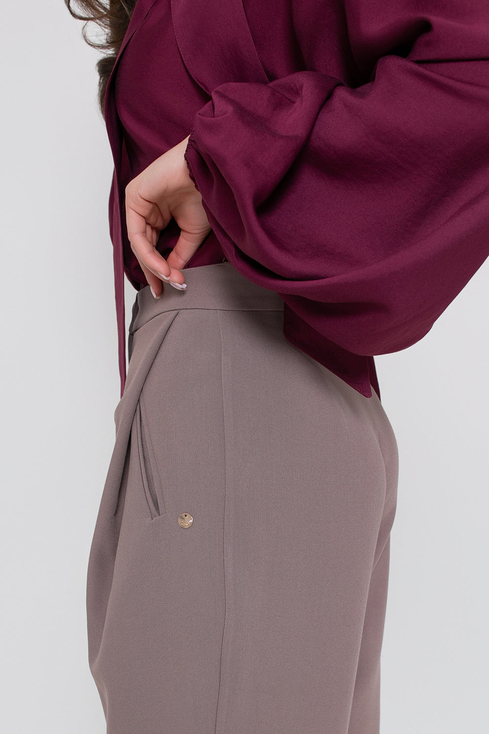 Pantalon classique pour femme avec un pli et une ceinture aux jambes