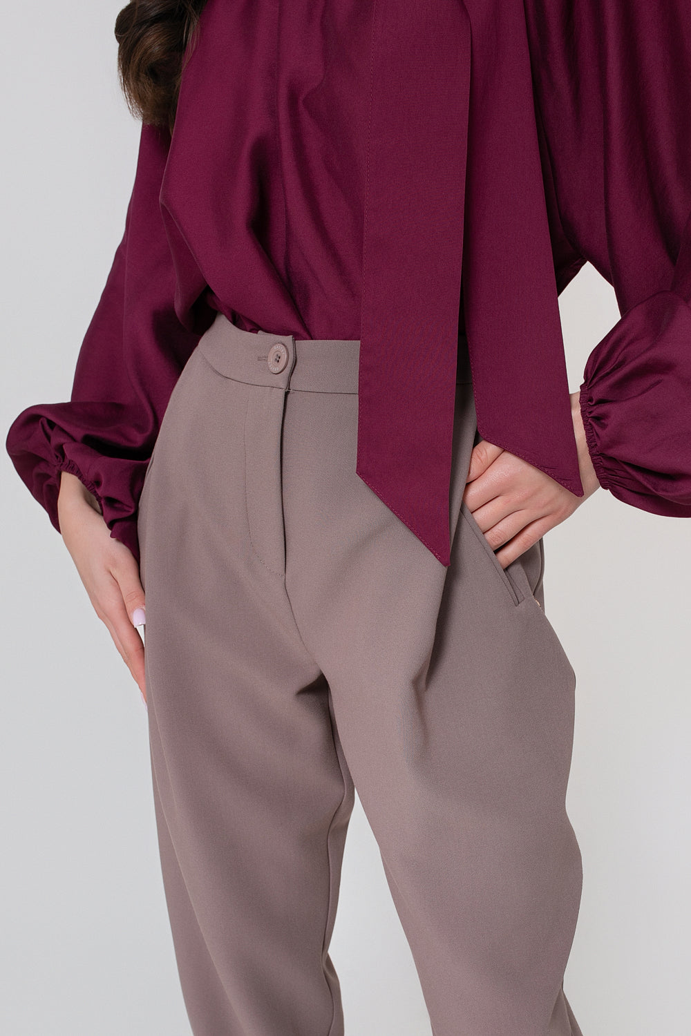 Pantalon classique pour femme avec un pli et une ceinture aux jambes