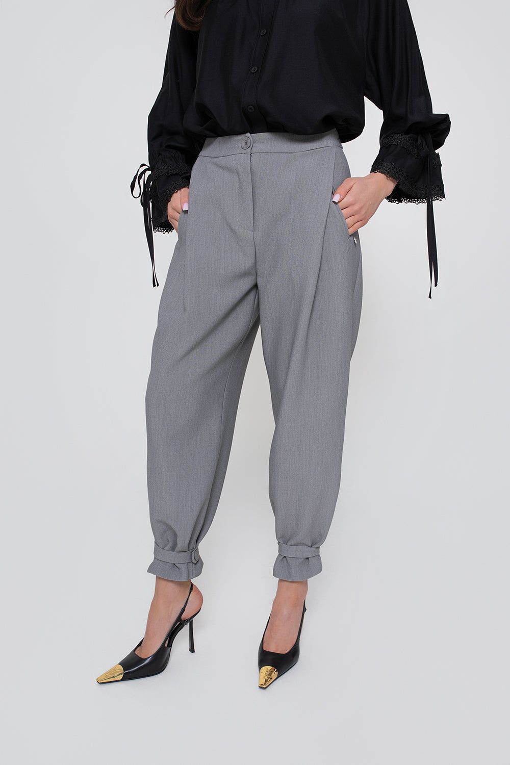 Pantalon classique pour femme avec un pli et une ceinture aux jambes