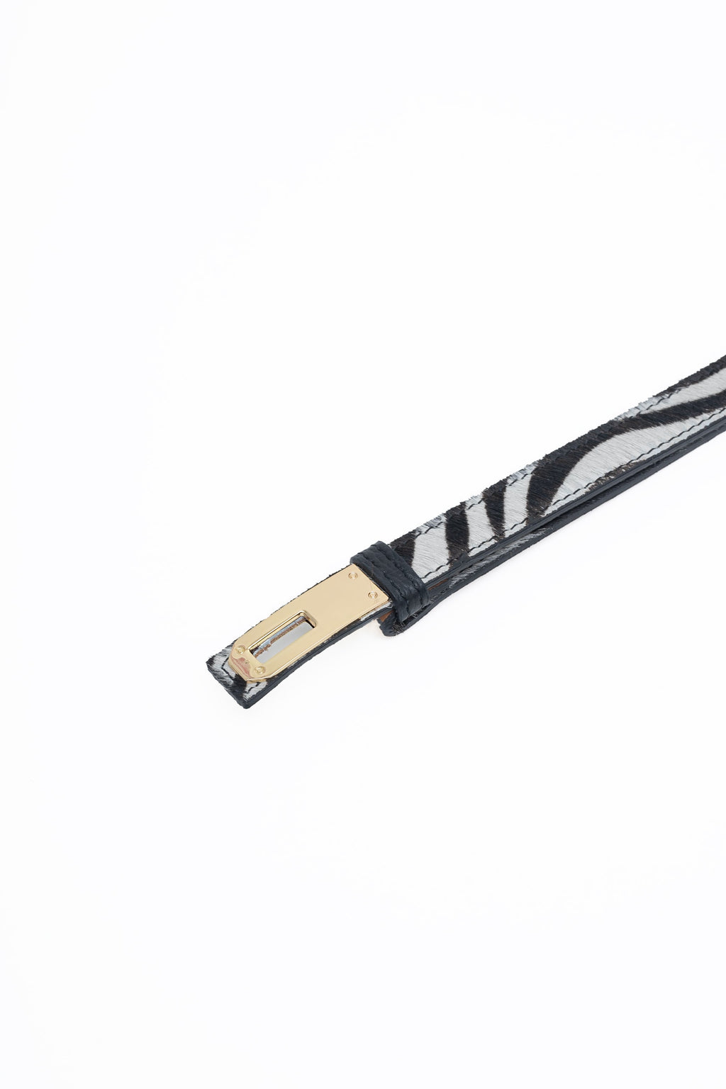Une ceinture en cuir avec des poils