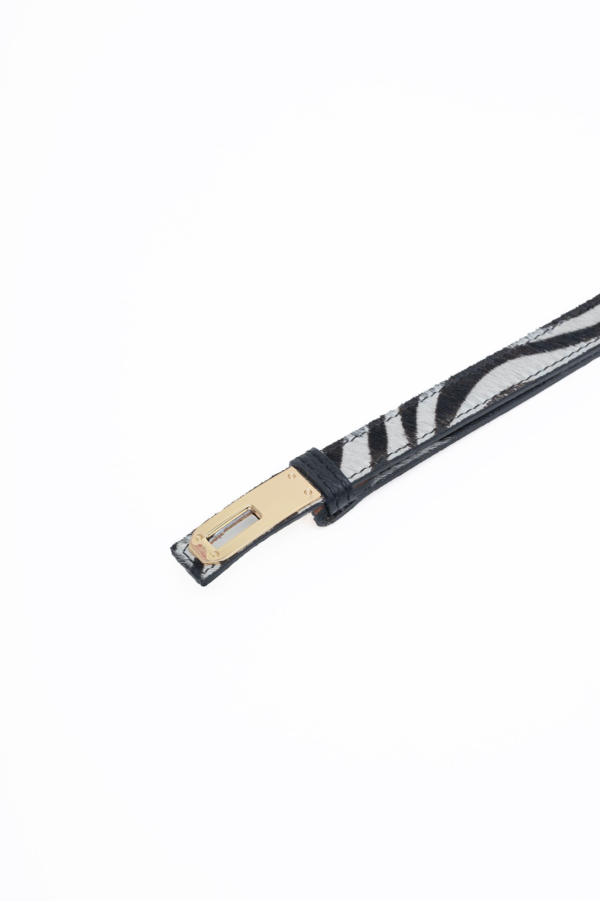 Une ceinture en cuir avec des poils