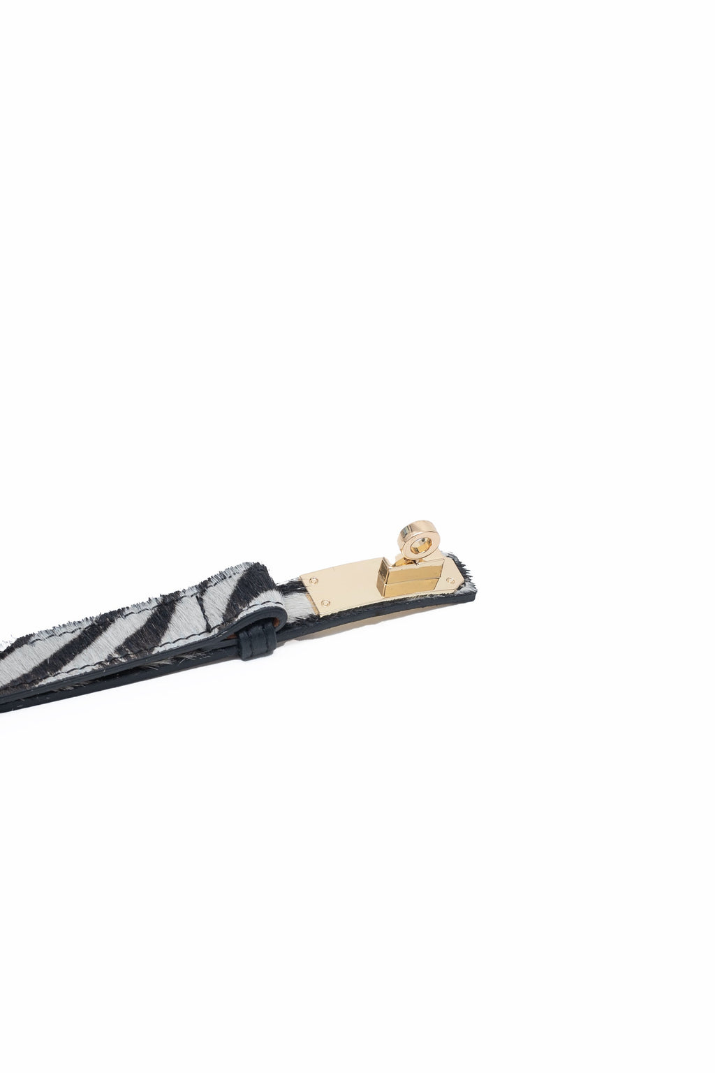 Une ceinture en cuir avec des poils