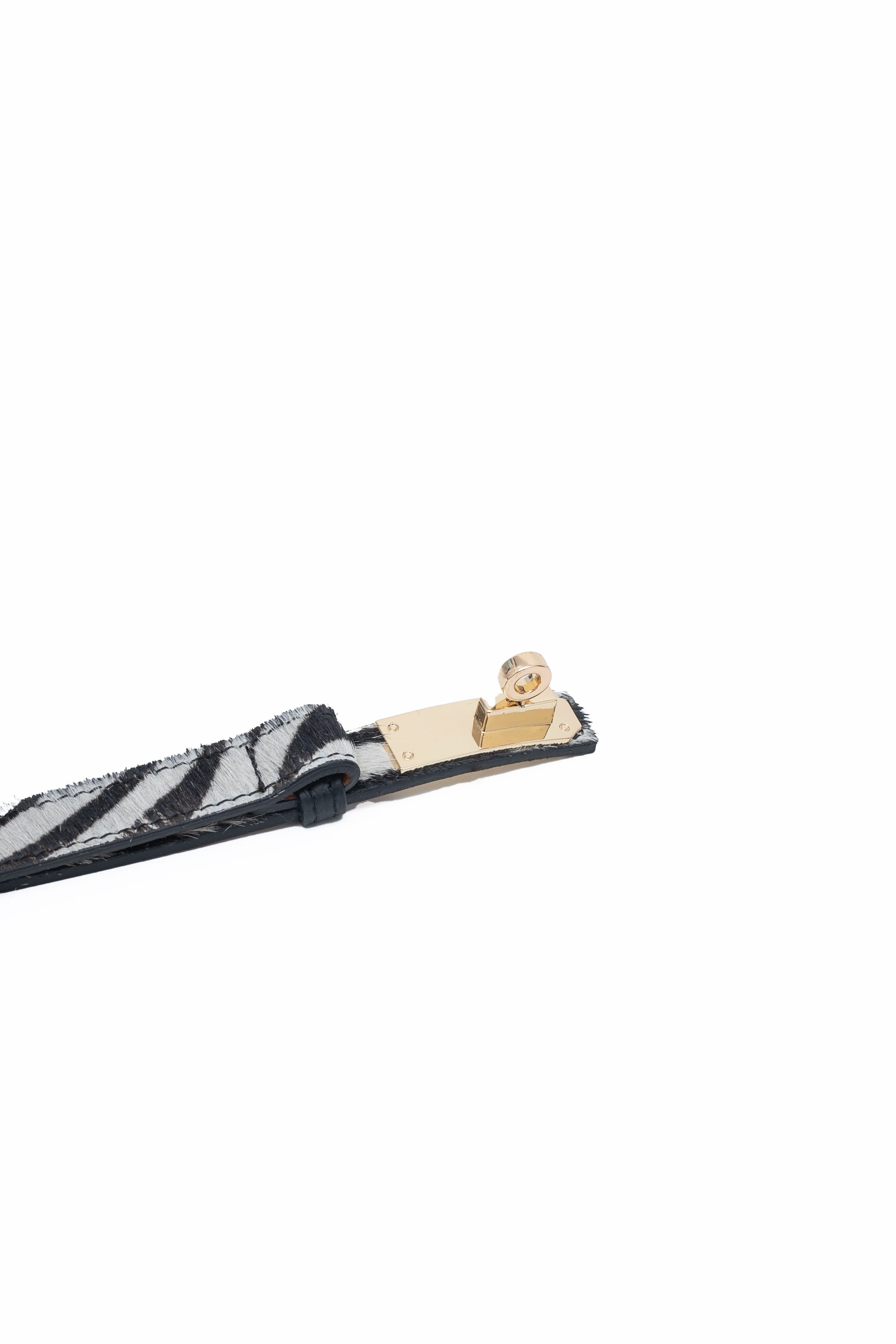Une ceinture en cuir avec des poils
