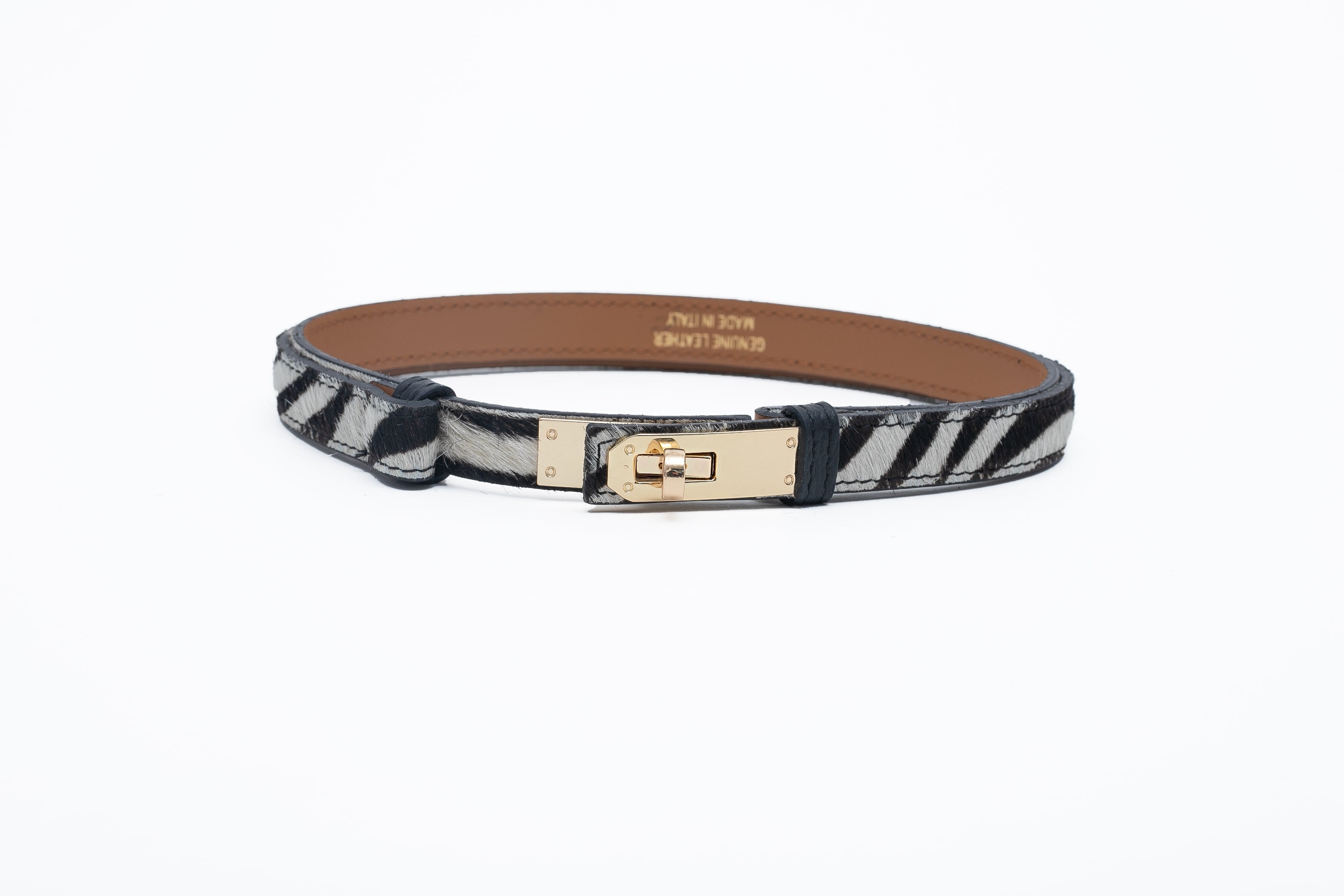 Une ceinture en cuir avec des poils