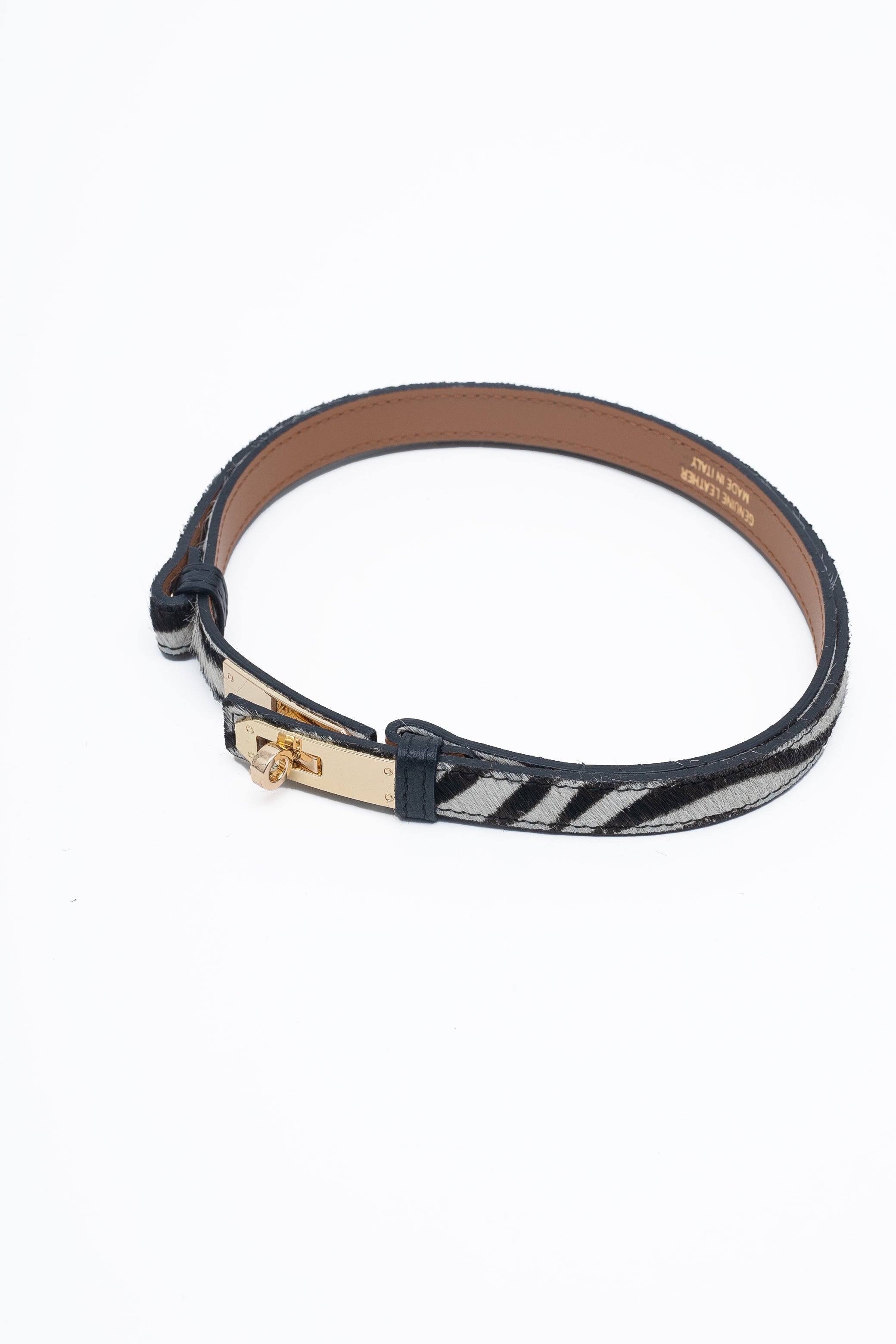 Une ceinture en cuir avec des poils