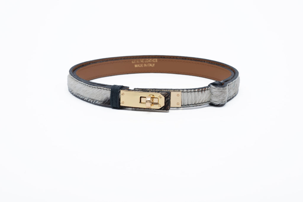 Une ceinture en cuir avec des poils