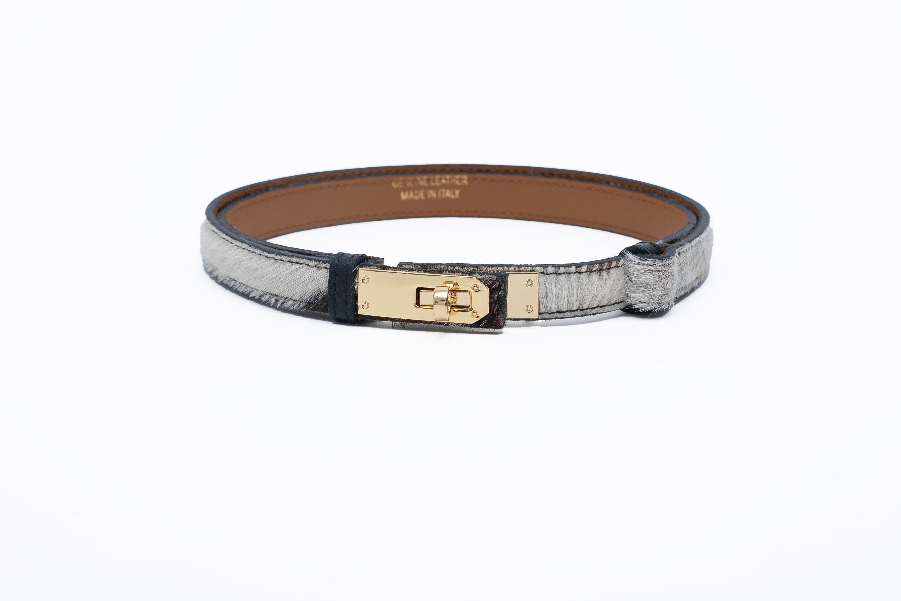 Une ceinture en cuir avec des poils