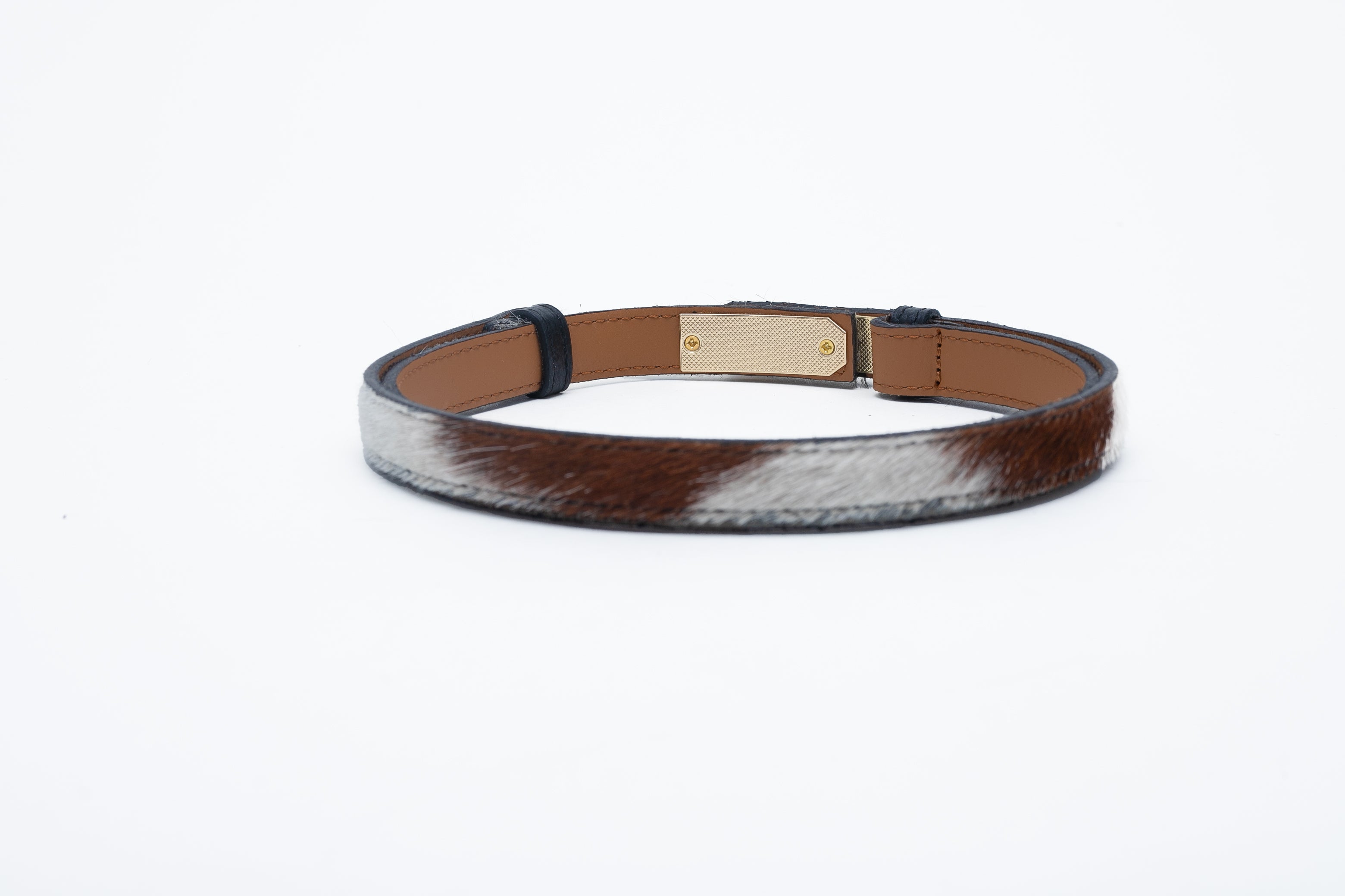 Une ceinture en cuir avec des poils