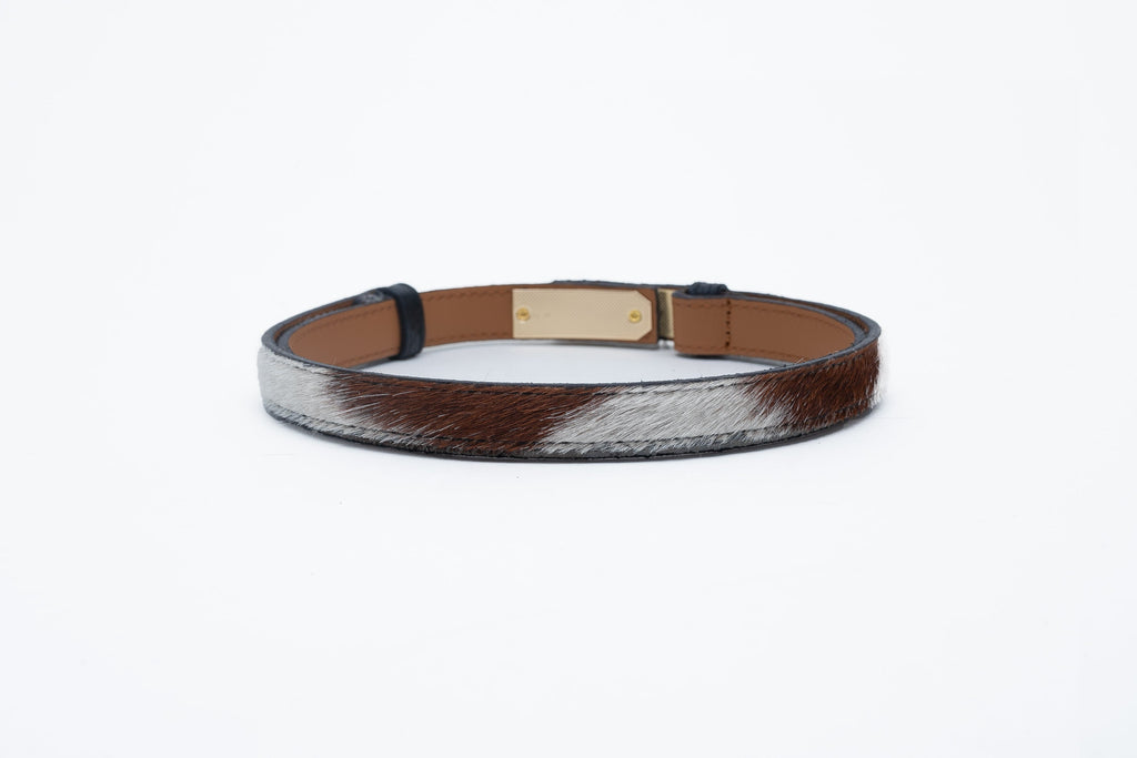 Une ceinture en cuir avec des poils