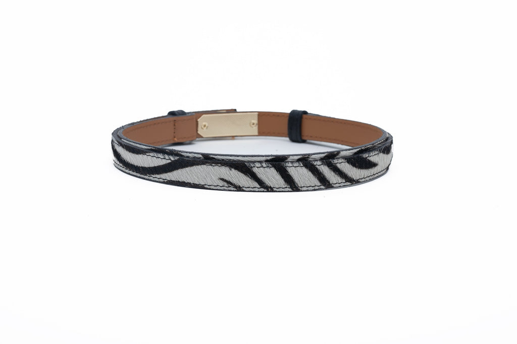 Une ceinture en cuir avec des poils