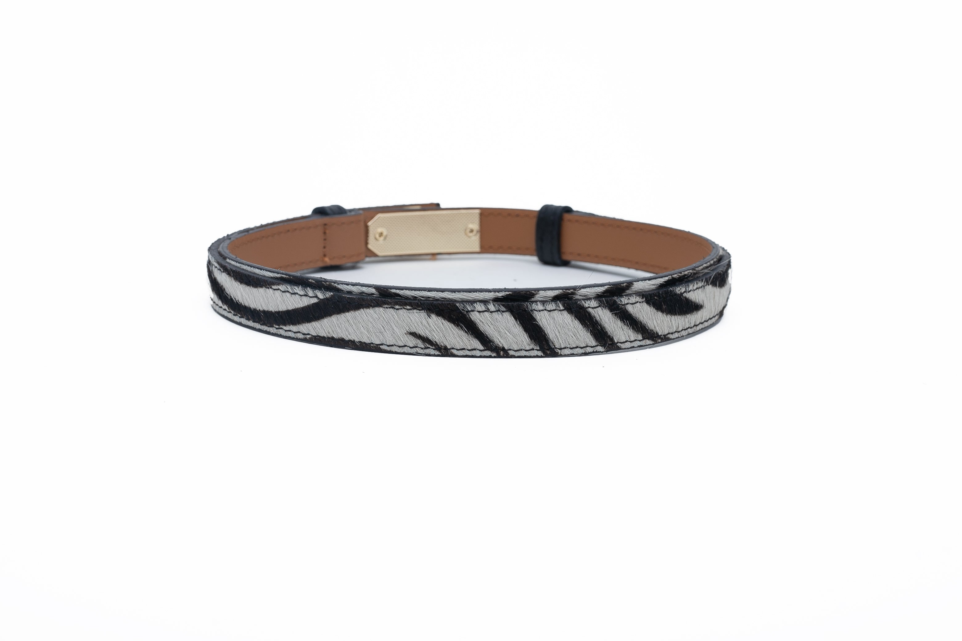 Une ceinture en cuir avec des poils