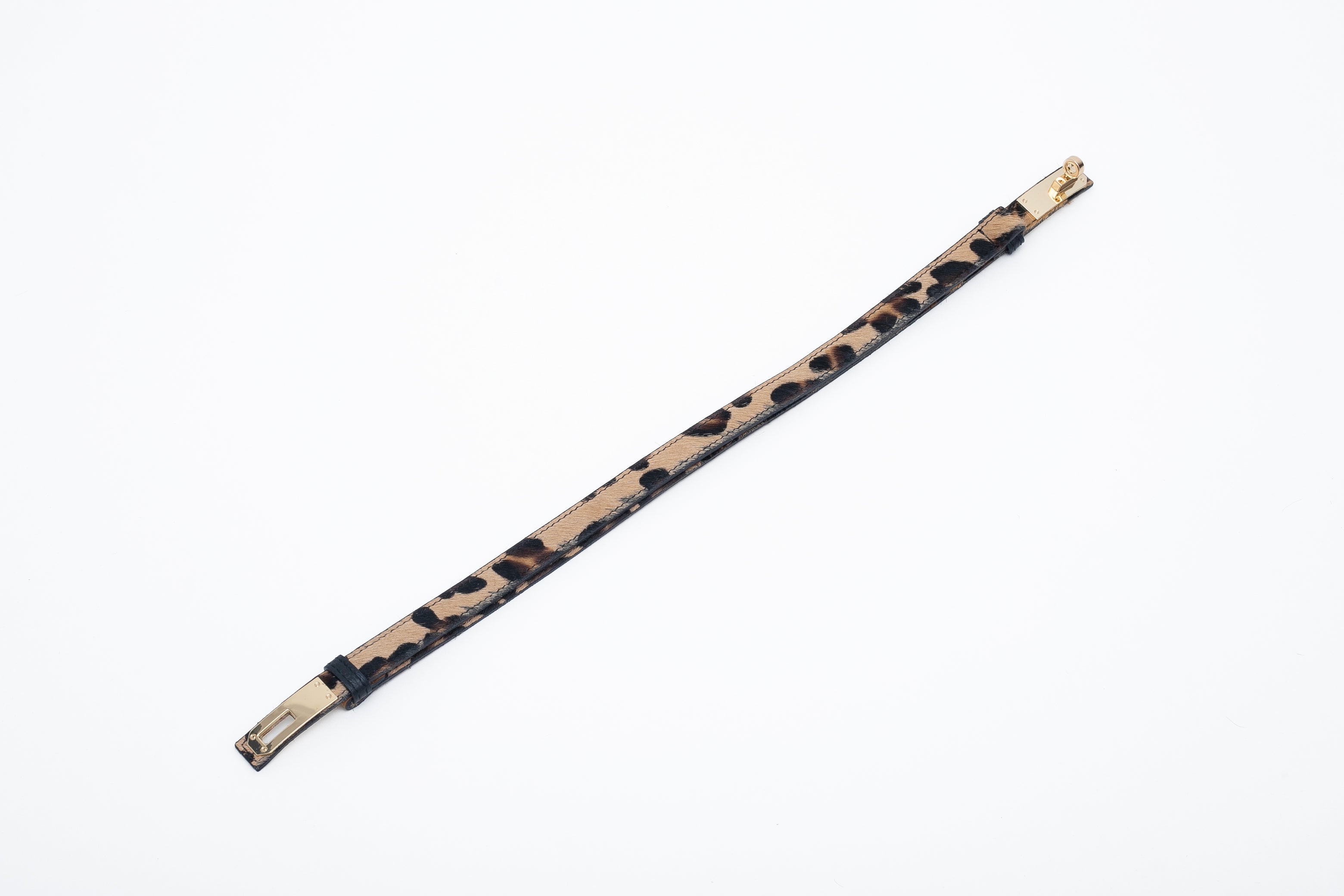 Une ceinture en cuir avec des poils