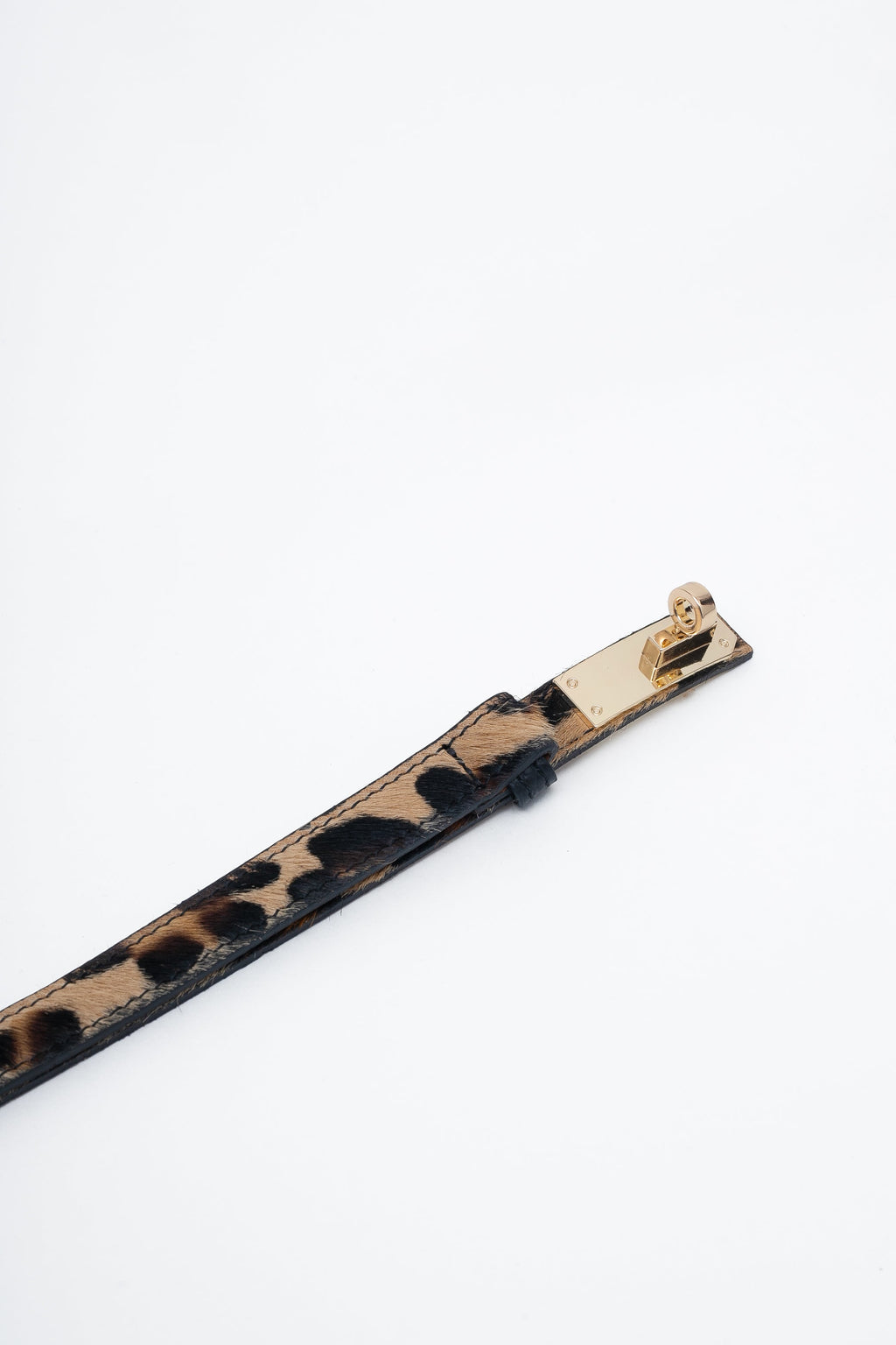 Une ceinture en cuir avec des poils