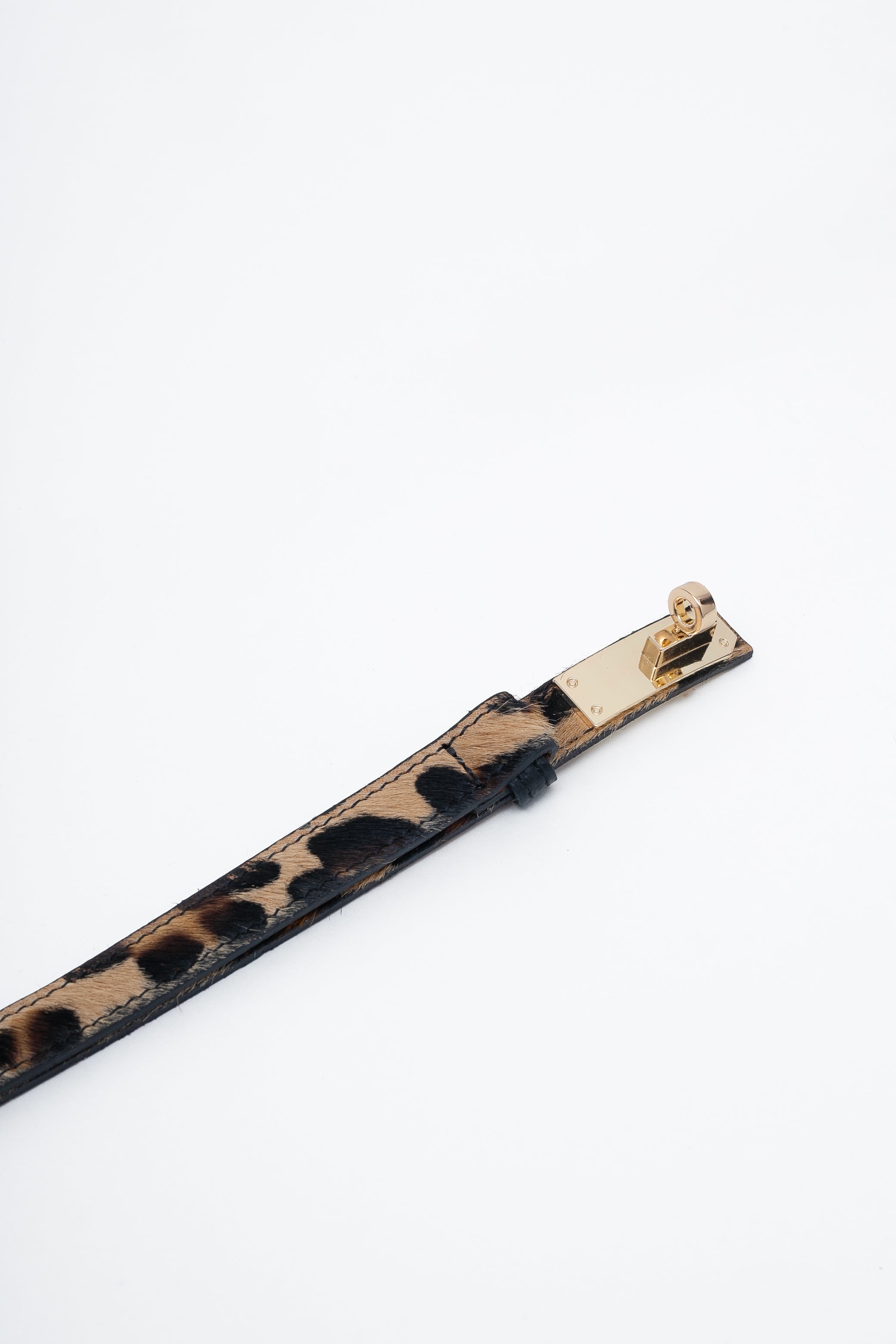 Une ceinture en cuir avec des poils