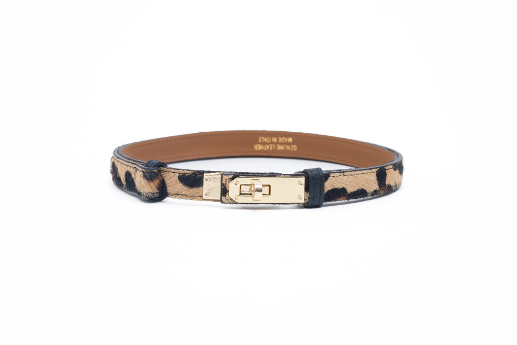 Une ceinture en cuir avec des poils