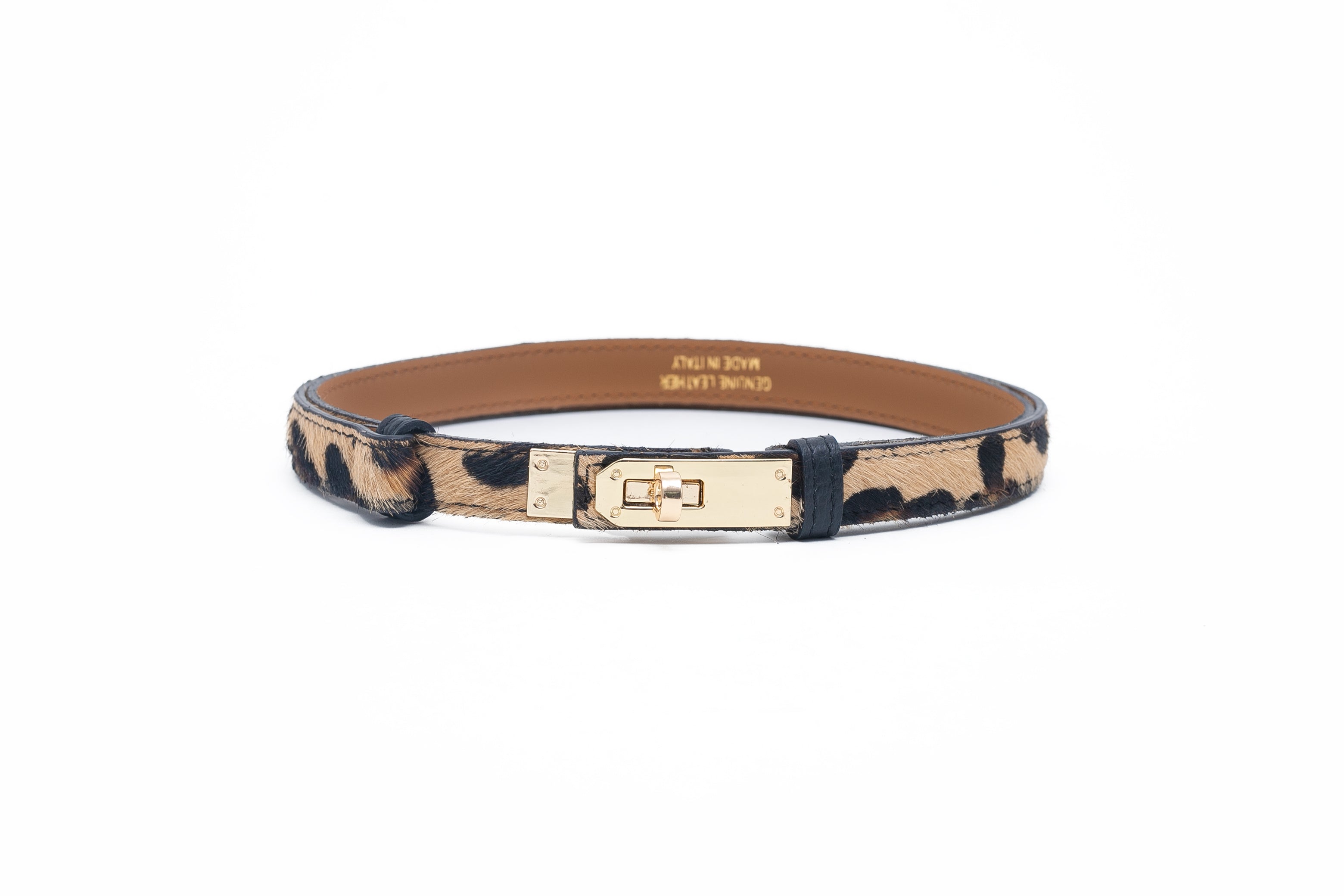 Une ceinture en cuir avec des poils